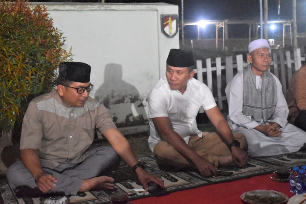 Danbrigif 9/DY/2 Kostrad Gelar One Day Cangkru'an Bersama Warga Denma Brigif 9/DY/2 Kostrad.

Cangkru'an sederhana Danbrigif 9/DY/2 Kostrad Letkol Inf Dr. La Ode Muhammad Nurdin, S.Sos., M.I.Pol dan Kasbrigif 9/DY/2 Kostrad Letkol Inf Suhendar Suryaningrat,S.H., M.Si., serta bersama warga Denma Brigif 9 Kostrad terus berupaya meningkatkan kinerja satuannya melalui program One Day Cangkru'an bertempat di perumahan RT 03 Asrama Brigif 9/DY/2 kostrad,Patrang, Kab.Jember, Jawa Timur, Kamis(15/08/2024).

Danbrigif 9/DY/2 kostrad Letkol Inf Dr. La Ode Muhammad Nurdin, S.Sos., M.I.Pol dan Kasbrigif 9/DY/2 Kostrad Letkol Inf Suhendar Suryaningrat,S.H., M.Si. meluangkan waktu untuk bercengkrama, berdialog, dan menyerap aspirasi para prajurit Denma, untuk mempererat tali silaturahmi.,Ungkapnya

Dari hasil Cangkru'an/ngopi bareng didapat aspirasi keluhan para anggota dimusyawarahkan dan diselesaikan dengan tindakan, langkah kongkrit dan Melalui program ini, Danbrigif 9/DY/2 Kostrad berharap dapat memahami berbagai permasalahan dan kebutuhan yang dihadapi oleh prajurit Denma.

Danbrigif 9/DY/2 Kostard menyampaikan bahwa program "One Day Cangkru'an" akan terus dilaksanakan secara berkelanjutan sebagai salah satu upaya untuk meningkatkan kinerja satuan dan menjaga hubungan yang harmonis dengan prajurit.,Tutup Danbrigif 9/DY/2 kostrad