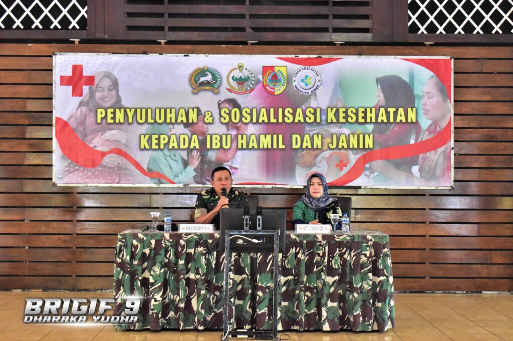 Danbrigif 9/DY/2 Kostrad Menggelar Penyuluhan Dan Sosialisasi Kesehatan kepada Ibu Hamil dan janin Satjar Brigif 9/DY/2 Kostrad.

Danbrigif 9/DY/2 Kostrad. Letkol Inf Dr. La Ode Muhammad Nurdin, S.Sos.,M.I.Pol Yang di dampingi langsung oleh Ibu Ketua Persit Kartika Chandra Kirana Cabang XXII Brigif 9 Kostrad Ibu Rari La Ode M Nurdin Menggelar kegiatan menyuluhan dan sosialisasi kesehatan kepada ibu hamil dan janin. bertempat di Aula Soedirman Mabrigif 9 Kostrad, Kecamatan Patrang, Jember, Kamis(05/09/2024)

Adapun Kegiatan penyuluhan dan Sosialisasi Kesehatan kepada Ibu Hamil dan janin dilaksanakan secara langsung dan Virtual untuk yang tinggal diluar Jember.

Tim kesehatan Kabupaten Jember Yang memberi Penyuluhan dan sosialisasi kesehatan kepada ibu hamil dan janin di antaranya dr.Insa (Kepala Puskesmas Patrang), Ibu Ritawati,S.Tr.Keb,.Bdn (PJ.Kesga), Ibu Leni tri Oktavia,S.Tr.Keb (staf).

Danbrigif 9/DY/2 Kostrad Memberikan Pengarahan kepada Ibu Persit yang hamil Di Satjar Brigif 9 Kostrad yang hadir maupun yang melalui Virtual untuk yang tinggal di luar Jember, Danbrigif 9 Kostrad menyampaikan kepada ibu hamil supaya tetap menjaga kesehatan maupun janin ibu hamil, rutinitas pengecekan kesehatan kandungan, Sampaikan ke suaminya apa bila ada permasalahan kepada ibu yang sedang hamil supaya segera laporkan, agar segera tindak lanjuti biar tidak terjadi hal hal yang tidak inginkan selama janin dalam kandungan.,Ungkapnya Danbrigif 9 Kostrad.

Ibu Ritawati,S.Tr.Keb,.Bdn (PJ.Kesga) menyampaikan kepada ibu persit yang hami, Sepanjang tahun belakangan ini terdapat beberapa kasus kematian yang dialami oleh ibu hamil di kab Jember berdasarkan data yang dimiliki oleh Dinas Kesehatan (Dinkes) kasus terjadi pada proses melahirkan. Data-data tersebut menunjukkan bahwa kesehatan ibu hamil merupakan hal yang harus diperhatikan dalam masa mengandung. Baik Dinkes, Fasilitas Kesehatan, serta penggiat kesehatan berusaha untuk menekan risiko terjadinya kematian pada ibu hamil dengan melakukan berbagai program. Salah satunya adalah dengan sosialisasi pentingnya kesehatan ibu hamil.