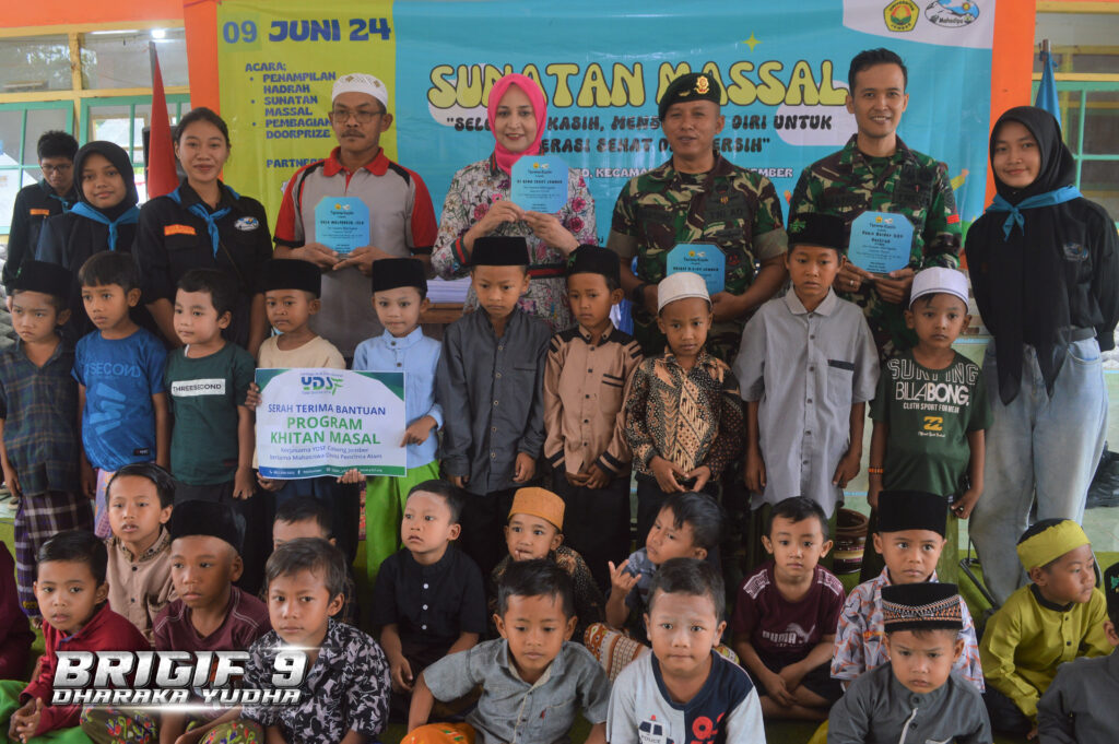Brigif 9/DY/2 Kostrad Bersama MAHADIPA Gelar Bakti Sosial Khitanan Massal

Brigif 9/DY/2 Kostrad bersama Mahasiswa Divisi Pecinta Alam (MAHADIPA) dan Rumah Sakit Bina Sehat, menggelar Bakti Sosial Khitanan Massal kepada 35 Orang Anak, bertempat di Balai Desa Mulyorejo, Kec. Silo, Kab. Jember. Minggu, (09/06/2024).

Kegiatan dipimpin Pasi Teritorial Brigif 9/DY/2 Kostrad Kapten Inf Endrya Yustarianto mengatakan Kegiatan Khitanan Massal atau Sunatan Massal merupakan salah satu program di bidang Kesehatan, yaitu selain memberikan pelayanan kesehatan seperti pengobatan juga mengajak masyarakat untuk merawat diri dengan menjaga kesehatan sejak dini yaitu dengan melaksanakan Khitan atau Sunat,” terang Danbrigif.

Dilain waktu Danbrigif 9/DY/2 Kostrad Letkol Inf Dr. La Ode M. Nurdin, S.Sos.,M.I.Pol mengatakan kegiatan Bakti Sosial Khitanan Massal tersebut dilaksanakan oleh Tim Kesehatan Brigif 9/DY/2 Kostrad dan Yonif 509/BY yakni Serda Hartono beserta 3 anggota, dan tertua yang membuat progam sunatan massal Arifana Firdaus Natunggele, dalam rangka "Mahadipa Peduli"

Masyarakat sangat menyambut baik kegiatan Khitanan/Sunatan massal ini, hal ini dikarenakan untuk melakukan Khitan/sunat memerlukan dana yang cukup besar sehingga terkadang bagi orang yang tidak mampu akan mengalami kesulitan untuk melaksanakannya, untuk itulah Mahasiswa Divisi Pecinta Alam Beserta Tim Kesehatan Brigif 9/DY/2 Kostrad, Yonif 509/BY dan RS Bina Sehat berinisiatif menggelar Baksos Khitanan/Sunatan Massal di pedesaan terpencil.

”Kehadiran kami ditengah-tengah masyarakat semoga dapat memberikan manfaat dan pengaruh Positif dalam rangka Kemanunggalan TNI dengan Rakyat,” ucap Danbrigif.

Sementara itu, perwakilan dari orang tua pasien mengucapkan terima kasih yang sebesar-besarnya dengan terselenggaranya kegiatan bakti sosial Khitanan/Sunatan Massal ini, khususnya warga desa yang kurang mampu merasa sangat terbantu dapat mengkhitan anak-anaknya saat ini dengan tanpa mengeluarkan biaya apapun mulai dari di khitan, obat-obatan sampai dengan masa penyembuhan nantinya.