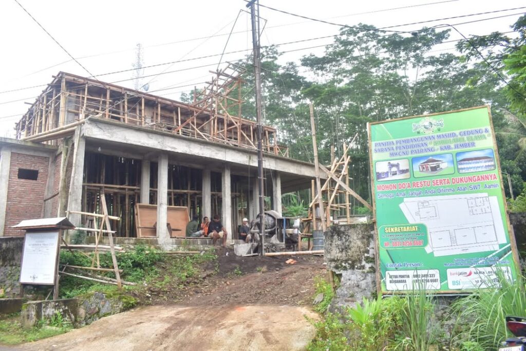 Brigif 9/DY/2 Kostrad Gelar Karya Bakti berupa Pengecoran Masjid, Gedung dan Sarana Pendidikan Nahdatul Ulama.

Brigif 9/DY/2 Kostrad menggelar Karya Bakti Pengecoran Lantai Masjid, Gedung dan Sarana Pendidikan Nahdatul Ulama yang dipimpin oleh Pasiter Brigif 9/DY/2 Kostrad, Kapten Inf Endrya Yustarianto yang bertempat Kelurahan Jember Lor Kecematan Patrang, Minggu (21/04/2024)

Kegiatan Karya Bakti diikuti sebanyak 30 Orang Prajurit Denma Brigif 9/DY/2 Kostrad dan Masyarakat setempat sebanyak 50 Orang yang bahu membahu, gotong-royong mengerjakan Pengecoran Lantai Masjid, Gedung dan Sarana Pendidikan Nahdatul Ulama tersebut, hal ini dilakukan untuk mendukung pembangunan Fasilitas Umum khususnya tempat Ibadah sehingga dapat digunakan untuk Masyarakat sekitar.

Masyarakat sekitar Masjid, Gedung dan Sarana Pendidikan Nahdatul Ulama sangat Mengapresiasi atas Inisiatif, Bantuan Personel dan Dedikasi yang dilakukan oleh TNI khususnya Brigif 9/DY/2 Kostrad yang di wujud nyatakan di tengah Kehidupan Sosial Kemasyarakatan di Kelurahan Jember Lor tersebut.

Terkait dengan Kegiatan Karya Bakti tersebut, Danbrigif 9/DY/2 Kostrad, Letkol Inf Dr. La Ode Muhammad Nurdin, S.Sos., M.I.Pol menyampaikan, "kami harus Hadir guna membantu Kesulitan Masyarakat, hal ini tentunya dalam rangka mendukung Tugas Pokok kami dalam Pembinaan Teritorial, dengan selalu dekat dengan Masyarakat sehingga Memantapkan Kemanunggalan TNI-Rakyat," imbuhnya.