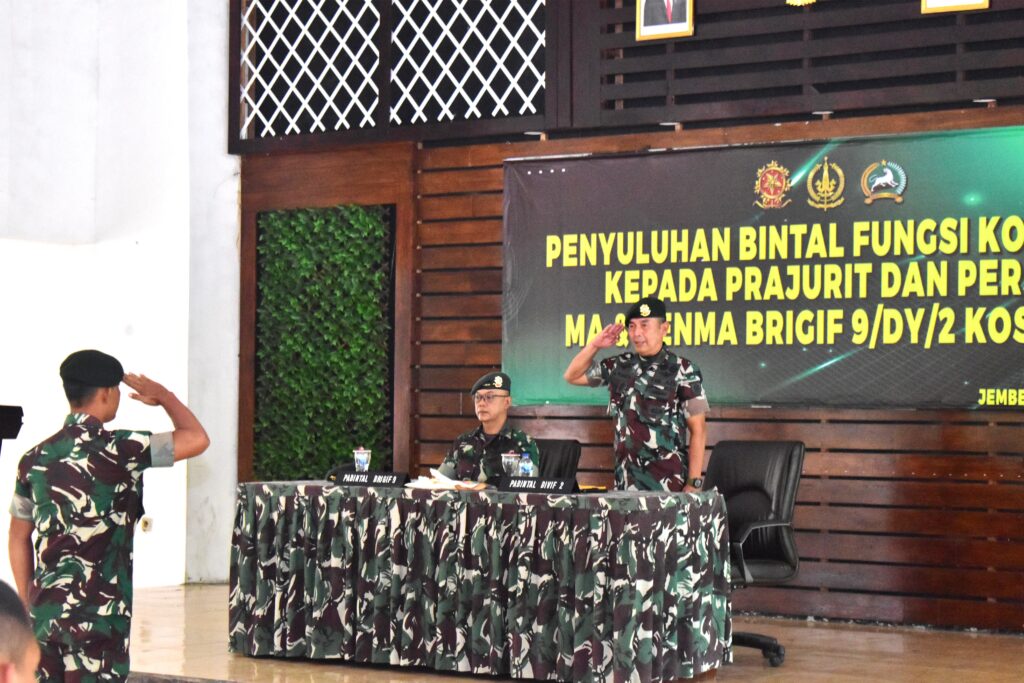 Tim Bintal Divif 2 Kostrad Berikan Pengarahan Bintal Fungsi Komando kepada Prajurit dan Persit Denma Brigif 9/DY/2 Kostrad.

Prajurit dan Persit Denma Brigif 9/DY/2 Kostrad menerima penyuluhan Bintal Fungsi Komando dari Tim Pembinaan Mental Divisi Infanteri 2 Kostrad yaitu Mayor Inf I Gusti Agung Ketut Pramita, bertempat di Aula Sudirman, Kecamatan Patrang, Kabupaten Jember, Jawa Timur. Rabu (16/10/2024).

Tim Kegiatan penyuluhan Bintal Fungsi Komando Divisi Infanteri 2 Kostrad sebelumnya diterima oleh Kasbrigif 9 Letkol Inf Suhendar suryaningat di Hall Mabrigif 9/DY/2 Kostrad,dilanjutkan dengan kegiatan penyuluhan yang di hadiri oleh Pasi Ter Brigif 9/DY/2 Kostrad Kapten Inf Endrya Yustarinto beserta Perwira,Bintara dan Tamtama serta Persit Denma Brigif 9/DY 2 Kostrad. Dalam sambutanya menyampaikan ucapan selamat datang dan terima kasih kepada Tim Bintal Divif 2 Kostrad yang telah berkunjung ke Brigif 9/DY/2 Kostrad.

“Besar harapan kami bagi Prajurit dan Persit yang hadir di acara hari ini agar diperhatikan apa yang nantinya disampaikan supaya dari Tim Bintal agar tidak Terjadi Pelanggaran disatuan, serta ada sesi tanya jawab apa bila ada anggota atau Persit yang ingin bertanya tentang permasalahan dalam keluarga, sehingga dapat diambil jalan keluarnya,” terangnya.

Katim Bintal Mayor Inf I Gusti Agung Ketut Pramita, menjelaskan kepada seluruh prajurit dan Persit yang hadir bahwa banyaknya pelanggaran disiplin yang disebabkan karena mental prajurit yang tidak siap dan mudah terpengaruh oleh kehidupan-kehidupan yang diluar norma-norma keprajuritan, serta upaya satuan dalam mengatasi permasalahan yang ada di satuan.

“Melalui penyuluhan Bintal kali ini bertujuan untuk memantapkan keimanan dan ketakwaan kita, agar semakin kuat serta untuk dapat mencegah berbagai macam pelanggaran yang dapat merugikan bagi diri pribadi, keluarga dan satuan”terang Katim Bintal.