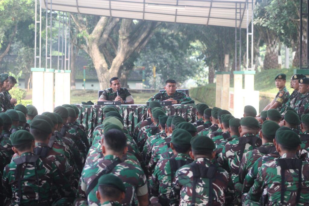 Danbrigif 9/DY/2 Kostrad Pimpin Upacara Pengibaran Bendera 17-an Prajurit Brigif 9/DY/2 Kostrad dan Membacakan Amanat Panglima TNI.

Prajurit Denma Brigif 9/DY/2 Kostrad Melaksanakan Upacara Bendera dengan Danbrigif 9/DY/2 Kostard, Kolonel Inf Dr. La Ode Muhammad Nurdin, S.Sos., M.I.Pol. selaku Inspektur Upacara (Irup) bertempat di Lapangan Upacara Markas Brigif 9/DY/2 Kostrad, Kecamatan Patrang, Kabupaten Jember, Jum'at, (17/01/2025).

Berkekuatan 1 SSK prajurit Brigif 9/DY/2 Kostrad melaksanakan Upacara pengibaran bendera 17-an memiliki makna penting, salah satunya adalah sebagai upaya untuk mengingatkan Prajurit Brigif 9/Dharaka Yudha pada perjuangan para pahlawan pendahulu dan juga meningkatkan kedisiplinan prajurit.

Adapun rangakaian upacara yang dilaksanakan diantaranya pengibaran bendera Merah Putih, Pembacaan UUD 1945 dan pengucapan Sapta Marga oleh petugas upacara, dilanjutkan pembacaan Amanat Panglima TNI dan Do’a sebagai penutup oleh Irup.

Dalam Amanat Panglima TNI Agus Subiyanto, S.E., M.Si. Jendral TNI, yang di bacakan langsung oleh Danbrigif 9/DY/2 Kostard, Kolonel Inf Dr. La Ode Muhammad Nurdin, S.Sos., M.I.Pol., Saya juga ucapkan terima kasih dan penghargaan yang setinggi-tingginya kepada seluruh pihak karena mampu menyelesaikan Program Kerja dan Anggaran tahun 2024 dengan baik.,Ungkapnya

Pada kesempatan ini, saya ingin menekankan bahwa segenap prajurit harus meneguhkan integritas dan menjaga citra institusi TNI di mata masyarakat. Hal itu dapat diimplementasikan
melalui ketaatan pada aturan dan nilai-nilai etika,untuk membangun citra positif sebagai penjaga pertahanan negara.,Tutupnya

Selanjutnya komandan Brigif 9/DY/2 Kostrad mengambil Jamdan dan menyampaikan Mari kita sama-sama menjaga satuan kebanggaan kita ini, Dharaka Yudha, Mendekatkan diri kepada Tuhan, supaya kita selalu Jauhi dari pelanggaran sekecil apapun, Maraknya Pinjol dan Judi Online penyalahgunaan narkoba maupun kasus-kasus yang bisa merugikan diri kita sendiri, keluarga serta satuan kita, tetap Jaga kesehatan kita perorangan maupun keluarga kita yang ada di rumah wajib kita perhatikan.,Tutupnya Danbrigif 9 Kostrad.
