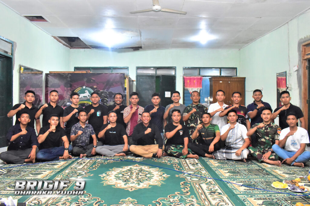 Danbrigif 9/DY/2 Kostrad Gelar One Day dan One Week One Cangkru'an Bersama Prajurit Bujangan Denma.

Cangkru'an sederhana Danbrigif 9/DY/2 Kostrad Letkol Inf Dr La Ode Muhammad Nurdin S.Sos.,MI, Pol bersama Prajurit Brigif 9 Kostrad terus berupaya meningkatkan kinerja satuannya melalui program One Day dan One Week One Cangkru'an bertempat di Barak Bujangan Asrama Brigif 9/DY/2 kostrad, Jember, Jawa Timur, Senin(08/07/2024).

Danbrigif 9/DY/2 kostrad Letkol Inf Dr La Ode Muhammad Nurdin S.Sos.,MI, Pol meluangkan waktu untuk bercengkrama, berdialog, dan menyerap aspirasi para prajurit Bujangan Denma, untuk mempererat tali silaturahmi.,Ungkapnya

Dari hasil Cangkru'an/ngopi bareng didapat aspirasi keluhan para anggota dimusyawarahkan dan diselesaikan dengan tindakan, langkah kongkrit dan Melalui program ini, Danbrigif 9/DY/2 Kostrad berharap dapat memahami berbagai permasalahan dan kebutuhan yang dihadapi oleh prajurit Denma.

Beberapa aspirasi yang telah ditindaklanjuti oleh Danbrigif 9/DY/2 Kostard antara lain program renovasi barak bujangan serta pembuatan kolam ikan untuk mempercantik lingkungan serta pemasangan gazebo di depan barak.

Danbrigif 9/DY/2 Kostard menyampaikan bahwa program "One Day dan One Week" One Cangkru'an akan terus dilaksanakan secara berkelanjutan sebagai salah satu upaya untuk meningkatkan kinerja satuan dan menjaga hubungan yang harmonis dengan prajurit.,Tutup Danbrigif 9/DY/2 kostrad