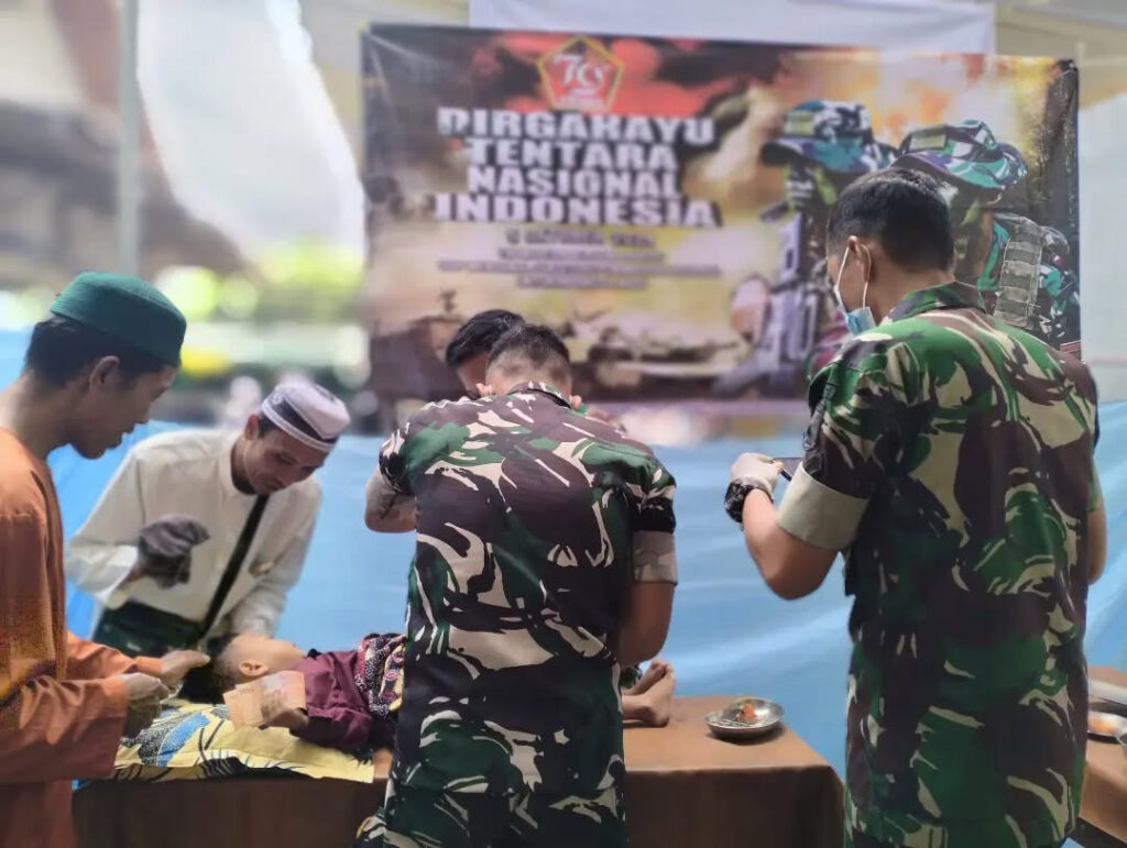 Memperingati HUT Ke - 79 TNI, Tim Kesehatan Brigif 9/DY/2 Kostrad, Bantu Kegiatan Khitanan Massal.

Kegiatan Bakti Sosial Tim Kesehatan Brigif 9/DY/2 Kostrad, membantu kegiatan khitanan massal dalam rangka memperingati HUT Ke -79 TNI tahun 2024, kegiatan Khitanan Massal ini digelar dihalaman Masjid Riyadhus Sholihin, Kecamatan Tanggul, Kabupaten Jember. Sabtu,(07/09/2024).

Pada HUT Ke - 79 Tahun 2024 TNI mangusung tema "TNI Modern Bersama Rakyat Siap Mengawal Suksesi Kepemimpinan Nasional Untuk Indonesia Maju"

Dilain kesempatan, Danbrigif 9/DY/2 Kostrad, Letkol Inf Dr. La Ode Muhammad Nurdin, S.Sos., M.I.Pol, menyatakan bahwa bakti sosial ini dilaksanakan oleh Tim Kesehatan Brigif 9/DY/2 Kostrad, dengan tujuan untuk memudahkan dan membantu kesulitan masyarakat, karena pada umumnya khitanan memerlukan biaya yang cukup besar, sehingga sering menjadi beban bagi keluarga kurang mampu.

“Kehadiran kami di tengah masyarakat diharapkan dapat memberikan manfaat dan pengaruh positif dalam rangka memperkuat kemanunggalan TNI dengan rakyat,” ujar Danbrigif 9/DY/2 Kostrad.