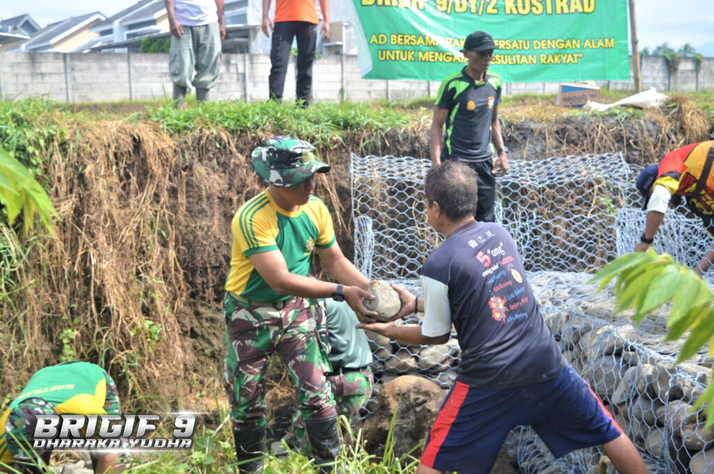 Brigif 9/DY/2 Kostrad Gelar Karya Bakti TNI Satnonkowil Semester I TA 2024 berupa Pemasangan Bronjong di Dam Kertas, Kel Jember Lor, Kec Patrang.

Brigif 9/DY/2 Kostrad menggelar Karya Bakti Pemasangan Bronjong yang dipimpin oleh Pasiter Brigif 9/DY/2 Kostrad Kapten Inf Endrya Yustarianto yang bertempat Bendungan sungai Dam Kertas, Kel Jember Lor, Kec Patrang, Jumat (17/05/2024)

Kegiatan yang dilaksanakan selama 5 hari pada tanggal 13-17 Mei 2024 yang di ikuti Sebanyak 116 orang di antaranya 50 orang prajurit Brigif 9/DY/2 Kostrad, Koramil patrang sebanyak 1 orang, Polsek Patrang sebanyak 10 orang, Dinas Perairan Patrang sebanyak 10 orang, Masyarakat setempat sebanyak 45 orang yang turut membantu melaksanakan kegiatan Pembuatan Tanggul berupa Pemasangan Bronjong sebanyak 24 Set dengan panjang pemasangan keseluruhan -+ 18 meter, hal ini dilakukan untuk membendung air sungai tersebut, sehingga dapat mengalir satu arah menuju lahan Pertanian Masyarakat selain untuk mengaliri area pertanian serta mengurangi pertumbuhan penyakit demam berdarah dilingkungan kelurahan desa jember lor

Turut Hadir dalam kegiatan Karya Bakti pemasangan Bronjong, Danramil 0824/01 Patrang, Kapolsek Patrang, Dinas perairan Kec. Patrang beserta Masyarakat Desa Dam kertas Jember lor.