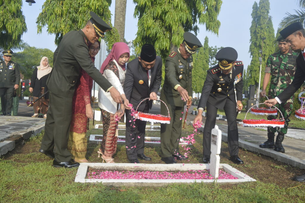 Danbrigif 9/DY/2 Kostrad Melaksanakan Upacara Ziarah Nasional Memperingati Hari Pahlawan.

Dalam rangka memperingati Hari Pahlawan 10 November 2024, Danbrigif 9/DY/2 Kostrad Kolonel Inf Dr. La Ode Muhammad Nurdin, S. Sos., M.I.Pol. .,Melaksanakan Upacara Ziarah Nasional di Taman Makam Pahlawan (TMP) Kec. Patrang, Kab. Jember, Minggu (10/11/24).

Bertindak sebagai Inspektur Upacara Ziarah Nasional adalah Komandan Kodim 0824 Jember, Letkol Arm. Indra Ardiansyah, G.Dip., M.Han.Turut hadir dalam Upacara Ziarah Nasional Bupati Jember, Wakil Bupati Jember, Kapolres Jember, Dansecaba Rindam V/Brawijaya, beserta Forkopimda kabupaten Jember.

Upacara Ziarah Nasional yang diikuti oleh Ratusan Peserta dilaksanakan dengan Tertib, Aman dan Khidmat. Pada Kesempatan tersebut Danbrigif 9/DY/2 Kostrad Kolonel Inf Dr. La Ode Muhammad Nurdin, S. Sos., M.I.Pol menyampaikan bahwa Kegiatan Upacara Ziarah Nasional ini Merupakan Agenda yang rutin dilaksanakan untuk mengenang jasa para Pahlawan Kemerdekaan yang telah Gugur.

Dalam rangkaian Upacara Ziarah Nasional Peringatan Hari Pahlawan dibuka dengan penghormatan kepada arwah Pahlawan yang telah gugur mendahului kita dilanjut peletakan karangan bunga oleh Irup Komandan Kodim 0824 Jember, Letkol Arm. Indra Ardiansyah, G.Dip., M.Han. Di tugu monument taman makam Pahlawan Patrang. Kegiatan diakhiri dengan tabur bunga dan diikuti oleh seluruh peserta upacara.