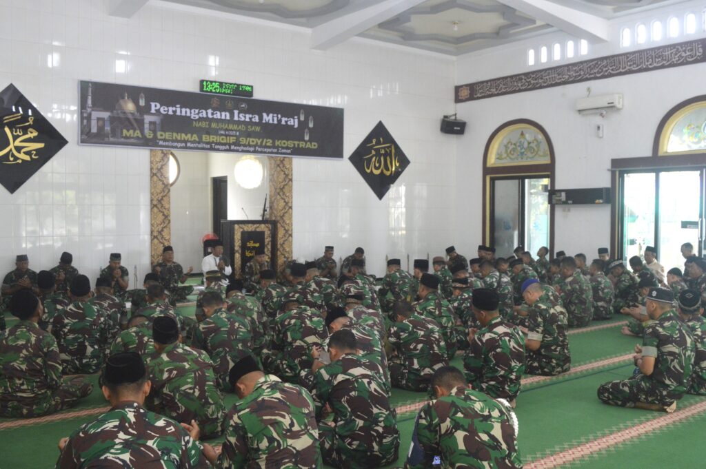 Brigif 9/DY/2 Kostrad Gelar Peringatan Isra Mi'raj Nabi Muhammad SAW 1446 H/2025 M.

Keluarga besar Brigif 9 Kostrad yang beragama Islam menggelar peringatan Isra Mi’raj Nabi Muhammad SAW 1446 H/2025 M, bertempat di masjid Nur Inka Brigif 9/DY/2 Kostrad. Jumat (07/02/2025).

Kegiatan yang dihadiri Kasbrigif 9/DY/2 Kostrad, Letkol Inf Suhendar Suryaningrat, S.H., M.Si beserta Perwira Staf dan Anggota prajurit Brigif 9/DY/2 Kostrad dalam kegiatan peringatan Isra dan Mi’raj. Adapun susunan acara peringatan Isra Mi’raj Nabi Muhammad SAW 1446 H/2025 M yaitu pembukaan, pembacaan tilawatil Quran, lantunan sholawat Nabi (Hadrah), ceramah dan ditutup dengan Do’a.

Usai lantunan Sholawat Nabi dilanjutkan ceramah yang disampaikan oleh Ustad Habibullah Ridho yang mengajak seluruh anggota Brigif 9/DY/2 Kostrad untuk memaknai dan mengambil hikmah dalam peringatan Isra Mi’raj ini.Sesuai dengan tema kali ini “Membangun mentalitas tangguh menghadapi percepatan zaman”.

Kasbrigif 9/DY/2 Kostrad, Letkol Inf Suhendar Suryaningrat. S.H.,M.Si. berpesan kepada Anggota prajurit Brigif 9/DY/2 Kostrad agar meningkatkan Keimanan dan Ketaqwaan kepada Allah SWT, Hikmah Isra Mi’raj Nabi Muhammad SAW semoga kita semua mendapat Rahmat Allah SWT, sehingga bisa berjumpa di Akhirat kelak, beliau mengingatkan agar memperbanyak doa agar diberikan niat dan tekad yang kuat untuk bisa memaksimalkan ibadah Kepada Allah SWT.

“Mari kita perbaiki sholat, iman serta taqwa kita kepada Allah SWT agar terhindar dan dijauhkan dari Perbuatan Keji dan Mungkar,” Ungkap Kasbrigif 9/DY/2 Kostrad