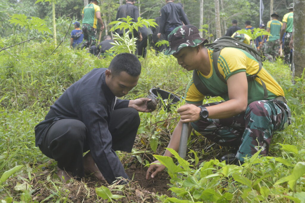 Bentuk Kepedulian Terhadap Ekosistem Lingkungan, Brigif 9/DY/ 2 Kostrad Melaksanakan Penanaman 1000 Pohon Sukun.

Brigif 9/DY/2 Kostrad melaksanakan karya bakti penanaman 1000 pohon sukun yang dipimpin langsung oleh Pasiter Brigif 9/DY/2 Kostrad, Kapten Inf Endrya Yustarianto bertempat di Bantaran Sungai Kalijompo Kel. Klungkung, Kec. Sukorambi, Kab.Jember Jawa Timur. Selasa(17/12/2024).

Kegiatan yang diikuti 119 personel yang melibatkan Prajurit Brigif 9/DY/2 Kostrad, Adm Perkebunan Kalijompo, Kelurahan Klungkung, Masyarakat Klungkung, PSHT Cabang Jember, Polsek Sukorambi serta dari Kecamatan Sukorambi ini juga menjadi bagian dari program "TNI AD Bersatu dengan Alam," sebagai wujud nyata kontribusi Kostrad terhadap pelestarian lingkungan dan ketahanan pangan Nasional.

Danbrigif 9/DY/2 Kostrad, Kolonel Inf Dr. La Ode Muhammad Nurdin, S.Sos., M.I.Pol. menyampaikan Bibit-bibit pohon sukun yang ditanam di bantaran lahan sungai Kalijompo diharapkan dapat mendukung ketahanan pangan masyarakat sekitar.

“Kegiatan ini tidak hanya bermanfaat bagi lingkungan, tetapi juga sebagai upaya membangun sinergi antara TNI AD dan masyarakat, sekaligus mendukung program ketahanan pangan nasional,” ujar Danbrigif 9/DY/2 Kostrad.

Selain penanaman pohon, kegiatan ini diharapkan mampu meningkatkan kesadaran masyarakat dan prajurit TNI mengenai pentingnya menjaga keseimbangan alam demi masa depan yang lebih baik.