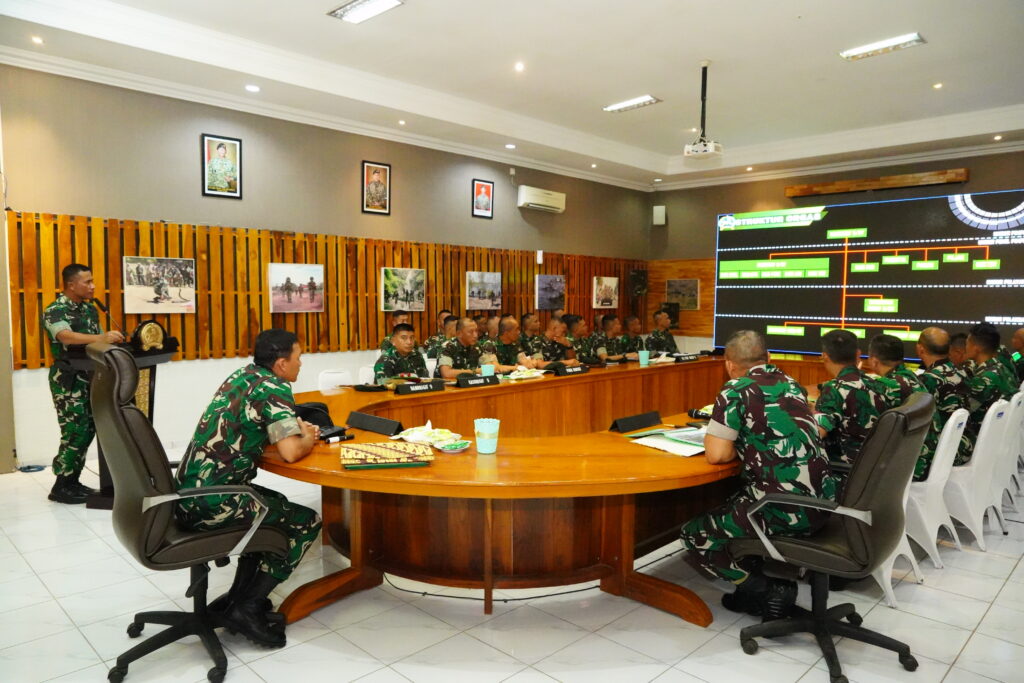 Brigif 9/DY/2 Kostrad Menerima Kunjungan Kerja dan Safari Ramadhan Panglima Kostrad

Danbrigif 9/DY/2 Kostrad, Kolonel Inf Dr. La Ode Muhammad Nurdin, S.Sos., M.I.Pol. mendampingi Panglima Kostrad Letjen TNI Mohammad Fadjar, MPICT. dan Ketua Persit Kartika Chandra Kirana PG Kostrad Ibu Ira M. Fadjar dalam rangka acara Kunjungan Kerja dan Safari Ramadhan Prajurit dan Persit Satjar Brigif 9/DY/2 Kostrad, bertempat di Mabrigif 9/DY/2 Kostrad, Patrang, Kabupaten Jember, Selasa (25/3/2025).

Dalam suasana hangat dan penuh kebersamaan mengangkat tema "Kuatkan Aqidah, Mantapkan Ibadah, Perbanyak Sedekah serta Tingkatkan Iman dan Taqwa dibulan Suci Ramadhan". Acara buka puasa bersama turut dihadiri oleh Panglima Divisi Infanteri 2 Kostrad Mayjen TNI Susilo didampingi Ketua Persit KCK Koorcab Divif 2 PG Kostrad Ibu Tini Susilo, PJS Asops Kaskostrad, Aspers Kaskostrad, Aslog Kaskostrad, Asren Divif 2 Kostrad, Asintel Kasdivif 2 Kostrad, Aspers Kasdivif 2 Kostrad, Aslog Kasdivif 2 Kostrad, Waasops Kasdivif 2 Kostrad, Kasbrigif 9/DY/2 Kostrad, Dansatjar Brigif 9/DY/2 Kostrad serta pengurus Persit Kartika Chandra Kirana Cabang XXII Brigif 9 Kostrad.

Pangkostrad juga memberikan pengarahan kepada prajurit dan Persit tentang peran Kostrad di dalam menghadapi penugasan, tugas operasi adalah tugas yang paling mulia, tugas itu juga menjadi tujuan untuk menjadi Prajurit, Kostrad sebagai kekuatan tempur utama TNI AD, siapkan diri dengan baik, fokus dan terus berlatih dibasis agar berhasil di medan tugas sebenarnya.

Beliau berpesan agar prajurit selalu meningkatkan naluri tempur, naluri intelijen, mencari dan mendekati musuh dan meningkatkan keterampilan pengetahuan menembak dan disiplin tempur dipakai untuk menghancurkan sasaran dengan memanfaatkan perkembangan teknologi dan alusista modern seperti saat ini. Beliau menambahkan semoga di jajaran Brigif 9 Kostrad selalu diberikan kekuatan, kesehatan, keberhasilan dan rezeki yang berlimpah, pantang menyerah, tetap semangat dan selalu gembira dalam menjalankan tugas, ungkapnya

Pada kesempatan tersebut, Pangkostrad bersama Ketua Persit KCK Gabungan Kostrad, Pangdivif 2 Kostrad Bersama Ketua Persit KCK Koorcab Divif 2 PG Kostrad,