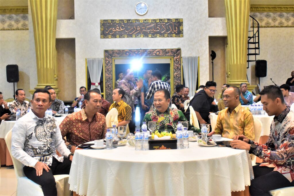 Tingkatkan Tali Silaturahmi, Danbrigif 9/DY/2 Kostrad. Hadiri Lepas Sambut Kepala Kejaksaan Negeri Jember

Demi meningkatkan tali silaturahmi antar instansi, Danbrigif 9/DY/2 Kostrad. Letkol Inf Dr. Laode M. Nurdin., S.Sos.,M.I.,Pol menghadiri acara lepas sambut Pejabat baru Kepala Kejaksaan Negeri Jember, dari Bapak I Nyoman Sucitrawan,S.H., M.H. Kepada Bapak Iwan Efendi,S.H., M.H. yang bertempat di Pendopo Wahyawibawagraha Kabupaten Jember. Kamis(27/06/2024).

Turut hadir dalam acara lepas sambut Pejabat baru Kepala Kejaksaan Negeri Jember, Bupati Jember Bapak Ir. H. Hendy Siswanto., ST., IPU., ASEAN Eng., Kapolres Kabupaten Jember, Dandim 0824/Jember serta Forkopimda Kabupaten Jember.

Pada kesempatan tersebut Danbrigif 9/DY/2 Kostrad. Letkol Inf Dr. Laode M. Nurdin., S.Sos.,M.I.,Pol menyampaikan terima kasih kepada Bapak I Nyoman Sucitrawan,S.H., M.H. yang selama menjabat sebagai Kepala Kejaksaan Negeri Jember banyak memberikan kontribusi kepada pemerintah Kabupaten Jember dan masyarakat Jember, Selanjutnya saya menyampaikan selamat menjalankan tugas barunya semoga sukses dan amanah.

“Kami ucapkan banyak terima kasih atas sinerginya selama ini membangun Kabupaten Jember, semoga persaudaraan keluarga ini tetap terjalin sampai kapanpun,” Ungkap Danbrigif 9/DY/2 Kostrad.