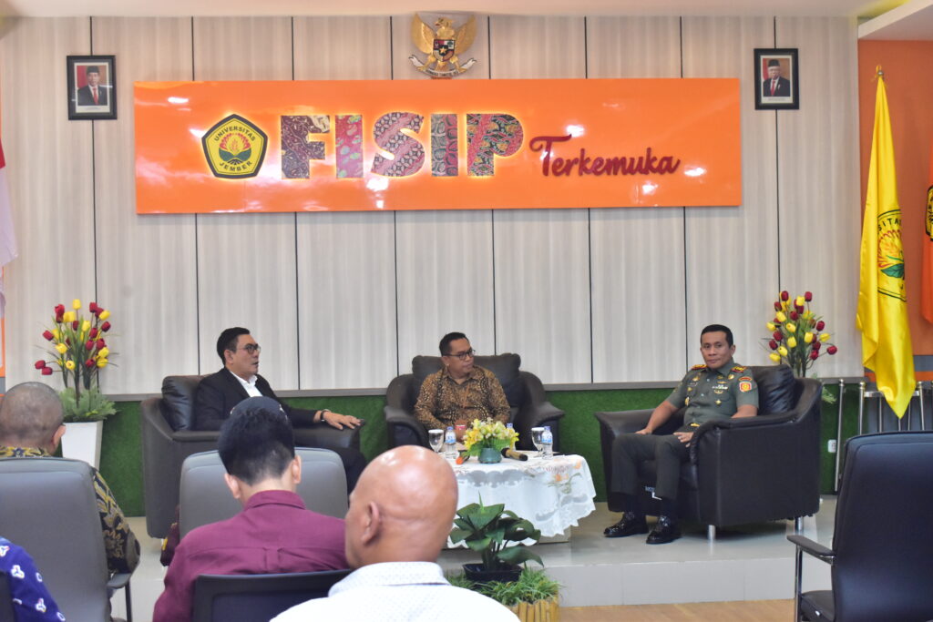 Danbrigif 9/DY/2 Kostrad Hadiri Konferensi Nasional Mitra FISIP 2 Dan Hasil Riset FISIP Universita Negeri Jember 2024.

Danbrigif 9/DY/2 Kostrad. Letkol Inf Dr. Laode M. Nurdin., S.Sos.,M.I.,Pol. Menghadiri Konferensi Nasional Mitra FISIP Universita Negeri Jember 2024. Yang bertempat digedung FISIP Universitas Negeri Jember. Kamis (20/06/2024).

Turut hadir dalam Konferensi Nasional Mitra FISIP 2 Dan Hasil Riset FISIP Universita Negeri Jember 2024. Rektor Universitas Jember. Dr. Ir. Irwan Taruna. M.Eng. IPM., Dekan Universita Negeri Jember Dr. Joko Poernomo M.Si., Owner dan Komisiaris TNN Gruop. Dr. H. Febrian Ananta Kahar. MIAM. serta seluruh peserta diskusi.

Konferensi Nasional Mitra FISIP 2 Dan Hasil Riset FISIP Universita Negeri Jember 2024. ini bertujuan untuk menyediakan platform di mana seluruh pemangku kepentingan dari akademisi, bisnis, pemerintah, dan masyarakat terutama dari para mitra FISIP, dapat berinteraksi melalui serangkaian presentasi penelitian akademis, diskusi panel, dan pidato utama. Tema Konferensi ini adalah “Pembangunan Sosial Politik Berkelanjutan Menuju Indonesia Emas”.