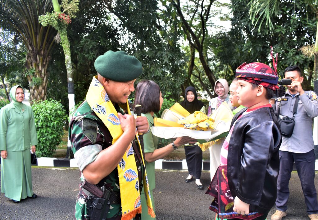 Kunjungan Kerja Pangdivif 2 Kostrad di Mabrigif 9/DY/2 Kostrad

Panglima Divisi Infanteri 2 Kostrad Mayjen TNI Anton Yuliantoro, S.I.P., M.Tr.( Han). didampingi Ketua dan Pengurus Persit KCK Koorcab Divif 2 PG Kostrad beserta rombongan disambut oleh Danbrigif 9/DY/2 Kostrad Letkol Inf Dr. La ode M. Nurdin, S.Sos., M.I.Pol berserta Ketua dan Pengurus Persit KCK Cabang XXII Brigif 9 Koorcab Divif 2 PG Kostrad di Mabrigif 9/DY/2 Kostrad. Patrang, Jawa Timur. Jumat (17/05/2024).

Kedatangan Pangdivif 2 Kostrad beserta rombongan disambut dengan penerimaan laporan dari Danbrigif 9/DY/2 Kostrad, pengalungan kain batik dan hand bouqet, penghormatan dari Dinas Jaga Keamanan, sambutan dari para Perwira dan pengurus Persit serta melewati lorong prajurit sambil menyanyikan lagu Mars Kostrad dengan penuh semangat sebagai ungkapan selamat datang kepada Pangdivif 2 Kostrad.

Rangkaian kunjungan ini diawali dengan kegiatan sesi foto bersama, ramah tamah diruang transit Mabrigif 9/DY/2 Kostrad, dilanjutkan menerima paparan satuan dari Danbrigif 9/DY/2 Kostrad Letkol Inf Dr. La ode M. Nurdin, S.Sos., M.I.Pol.

Usai menerima paparan, rombongan Pangdivif 2 Kostrad melanjutkan kegiatan peninjauan pangkalan bersamaan dengan rombongan Ketua Persit KCK koorcab Divif 2 PG Kostrad meninjau TK Kartika IX-35, SD Kartika IX-1, Sentra Griya Ketrampilan Persit, Posyandu dan Posbindu serta Taman Toga. Diakhir kegiatan Pandivif 2 Kostrad beserta Ketua Persit KCK Koorcab Divif 2 PG Kostrad memberikan Pengarahan kepada Prajurit dan Persit menulis pesan dan kesan di Aula Mabrigif 9/DY/2 Kostrad.