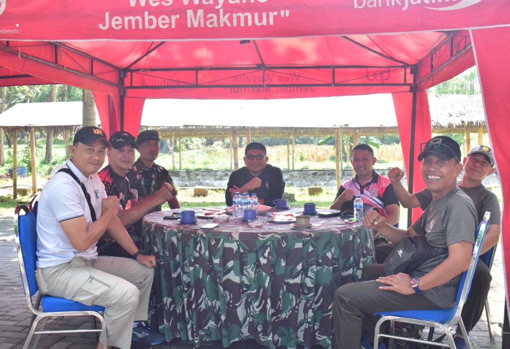 Memeriahkan HUT TNI Ke - 79 Tahun 2024, Brigif 9/DY/2 Kostrad Gelar Lomba Mancing.

Demi memeriahkan HUT TNI Ke - 79 Brigif 9/DY/2 Kostrad, menggelar pelombaan mancing 2 Kwintal ikan nila yang secara resmi dibuka oleh Kasbrigif 9/DY/2 Kostrad Letkol Inf Suhendar Suryaningrat,S.H., M.Si. dengan didampingi Perwira Staf Brigif 9/DY/2 Kostrad, yang bertempat di Kolam Pancing Tirta Dharaka Brigif 9/DY/2 Kostrad. Kec, Patrang. Kab. Jember. Jawa timur. Minggu(06/10/2024).

Kasbrigif 9/DY/2 Kostrad Letkol Inf Suhendar Suryaningrat,S.H., M.Si. menyampaikan lomba mancing Ini merupakan salah satu rangkaian kegiatan untuk memeriahkan HUT TNI ke-79, lomba mancing yang bertujuan untuk mengajak warga sekitar turut serta dalam semangat kebersamaan menjaga kedaulatan negara, serta menjadi ajang silaturahmi diantara masyarakat.

"Saya mewakili Danbrigif 9/DY/2 Kostrad mengucapakan terima kasih atas antusias dan semangat peserta lomba mancing hari ini, Kegiatan seperti ini sangat penting untuk mempererat tali silaturahmi antara TNI dan masyarakat serta mempromosikan olahraga memancing sebagai kegiatan yang sehat dan positif" ungkap Kasbrigif 9/DY/2 Kostrad

Diakhir perlombaan mancing, Panitia lomba mancing Brigif 9/DY/2 Kostrad menyediakan es teh gratis untuk peserta lomba dan masyarakat.