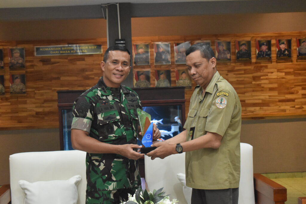 Anjangsana Balai Taman Nasional Meru Betiri Di Brigif 9/DY/2 Kostrad.

Brigif 9/DY/2 Kostrad menerima kunjungan dari Balai Taman Nasional Meru Betiri Kabupaten Jember, yang bertempat Ruang Hall Brigif 9/DY/2 Kostrad Kabupaten Jember, Kecamatan Patrang. Senin (20/05/2024).

Kunjungan Kepala Balai TN Meru Betiri Nuryadi, S.Hut, M.P beserta jajaran disambut langsung oleh Danbrigif 9/DY/2 Kostrad, Letkol Inf Dr. Laode M. Nurdin, S.Sos., M.I.Pol, Kegiatan Anjangsana ini bertujuan untuk memupuk tali silaturahmi antara Balai Taman Nasional Meru Betiri dengan Brigif 9/DY/2 Kostrad.

Pada kesempatan tersebut Danbrigif 9/DY/2 Kostrad Letkol Inf Dr. Laode M. Nurdin, S.Sos., M.I.Pol menyampaikan "Saya ucapkan terima kasih kepada Kepala Balai TN Meru Betiri Nuryadi, S.Hut, M.P beserta jajaran telah berkenan berkunjung dalam rangka silaturahmi di Brigif 9/DY/2 Kostrad, saya harapkan silaturahmi antara Balai Taman Nasional Meru Betiri dengan Brigif 9/DY/2 Kostrad terus terjaga dan bisa sinergis utk saling mendukung satu sama yg lain". Ungkap Danbrigif 9/DY/2 Kostrad.