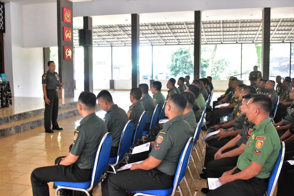 taf Intelijen Brigif 9/DY/2 Kostrad Gelar Litpers Obvit TW II TA 2024

Sebanyak 66 Orang Prajurit Yonif 514/SY dan Yonif 515/UTY melaksanakan Penelitian Personel Obyek Vital diselenggarakan oleh Staf Intelijen Brigif 9/DY/2 Kostrad, bertempat di Aula Soedirman Brigif 9/DY/2 Kostrad. Patrang, Jember, Kamis (2/5/24).

Kegiatan yang dipimpin Pasiintel Brigif 9/DY/2 Kostrad, Kapten Inf Farit Prasetyo selaku penanggung jawab kegiatan memberikan sedikit gambaran tentang Pelaksanaan Penelitian Personel (Litpers) yang hadir, yang pada intinya Kelayakan Prajurit Satjar yang menduduki jabatan Strategis di lingkungan Brigif 9/DY/2 Kostrad.

Danbrigif 9/DY/2 Kostrad Letkol Inf La Ode Muhammad Nurdin, S.Sos., M.I. Pol. mengungkapkan bahwa, Kegiatan ini merupakan bagian dari Program kerja Bidang Pengamanan dan juga sebagai salah satu Langkah preventif untuk mencegah terjadinya pelanggaran bagi prajurit yang menduduki pada jabatan strategis disatuan. Kegiatan tersebut juga dijadikan sebagai tolak ukur sejauh mana tingkat pemahaman setiap prajurit pada tugas dan tanggung jawab sesuai jabatannya, serta untuk mengetahui tingkat loyalitas personil tersebut terhadap pimpinannya serta perilaku sesuai nilai, norma dan aturan yang berlaku di TNI Angkatan Darat.”, ungkapnya.

Sebelum melaksanakan kegiatan Penelitian Personil (litpers) para anggota di berikan arahan serta pembekalan bagaimana cara pengisian blanko oleh Bati Intel Simabrigif 9/DY Kostrad Peltu Rakhmat Taufik guna kelancaran dan ketertiban dalam pelaksanaannya nanti.