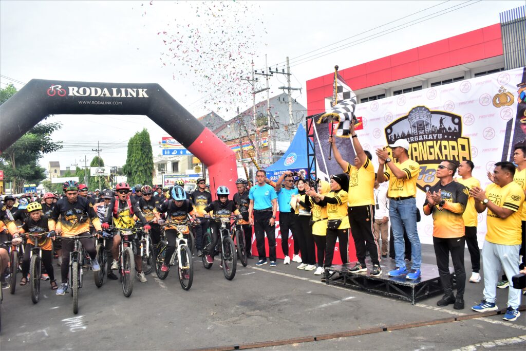 Tingkatkan Soliditas, Danbrigif 9/DY/2 Kostrad menghadiri Funbike dan jalan santai dalam rangka HUT ke-78 Bayangkan Tahun 2024.

Wujud nyata Sinergitas TNI-POLRI, Danbrigif 9/DY/2 Kostrad, Letkol Inf Dr. Laode M. Nurdin, S.Sos.,M.I.Pol menghadiri undangan Funbike dan jalan santai dalam rangka HUT Bhayangkara ke 78 Tahun 2024 yang di selenggarakan oleh Kapolres Jember di Jalan Alun-alun Jember Jawa Timur. Minggu (30/06/2024).

Kegiatan diawali dengan Sambutan Bapa Bupati Jember H.Hendy Siswanto dilanjutkan sambutan Kapolres Jember AKBP Bayu Pratama Gubunagi S.H, S.I.K, M,Si. manyampaikan Kegiatan Funbike dan jalan santai bersama ini adalah rangkaian kegiatan HUT Bhayangkara ke 78 tahun 2024. kegiatan Funbike dan jalan santai bersama ini di lakukan sebagai wujud Solidaritas dan Sinergitas antara TNI-POLRI dan khususnya bersama masyarakat di Kabupaten Jember, selain itu juga untuk menjaga Kesehatan untuk menunjang Tugas Kedepannya, Ungkapnya

Dilain waktu Danbrigif 9/DY/2 Kostrad, Letkol Inf Dr. Laode M. Nurdin., S.Sos.,M.I.,Pol mengatakan kegiatan Funbike dan jalan santai ini digelar sebagai wujud menuju Indonesia maju dan Kesinegritasan TNI-POLRI serta masyakarat Kabupaten Jember,

”Kami keluarga Besar Brigif 9/DY/2 Kostrad mengucapkan selamat HUT Bhayangkara Ke-78 semoga semakin presisi dan di cintai Rakyat dalam menegakan hukum di seluruh wilayah Indonesia, serta Selalu solid dan Sinergitas bersama seluruh elemen masyarakat". Ucap Danbrigif 9/DY/2 Kostrad.

Kegiatan jalan santai bersama ini seluruhnya berjalan dari Star samping Alun-alun Jember Melewati Kantor Bupati, jalan Pb Sudirman, jalan Jenderal Ahmad Yani melewati Mapolres Jember dan finis kembali ke titik star awal kurang Lebih sejauh 3 Kilometer pengisian acara oleh panitia dilanjutkan Ramah Tamah.

Dipuncak Acara kegiatan HUT Bhayangkara Ke-78 Tahun 2024 Bersama ini yakni Pembagian Door prize yang telah disiapkan oleh panitia dan pembagian hadiah yang mendapatkan juara selama program lomba lomba HUT bayangkara dan ditutup dengan Doa.