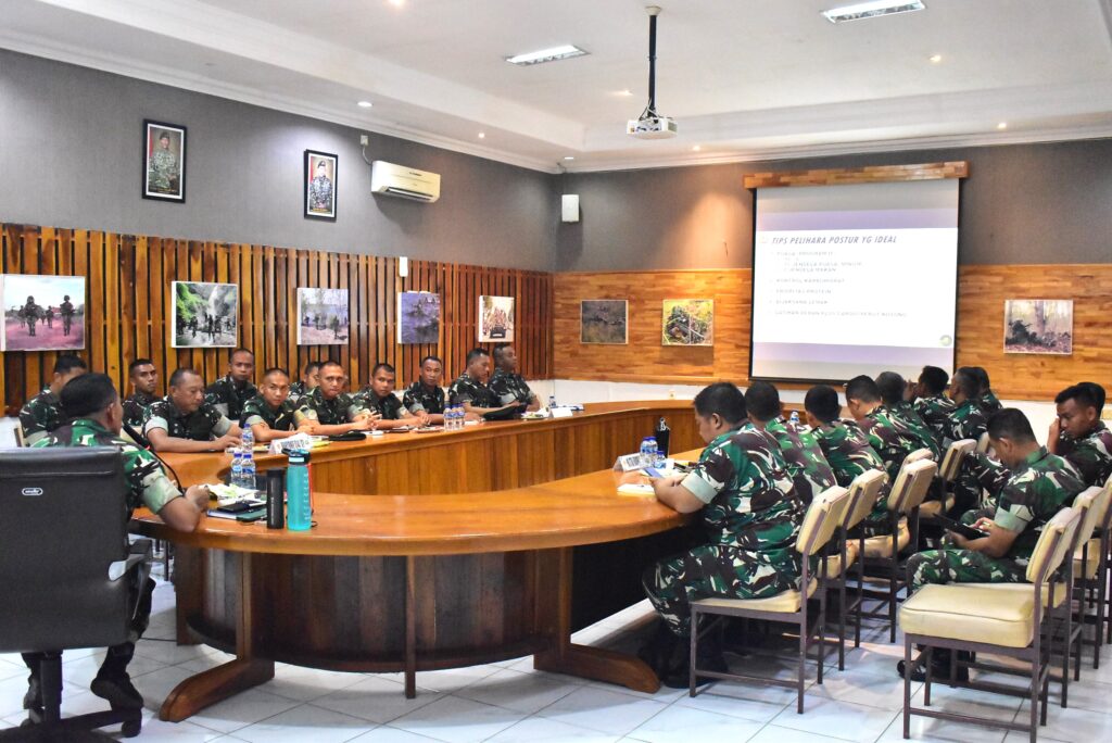 Danbrigif 9/DY/2 Memberikan Pengarahan kepada Perwira Satjar Brigif 9/DY/2 Kostrad

Danbrigif 9/DY/2 Kostrad, Kolonel Inf Dr. La Ode Muhammad Nurdin, S.Sos., M.I.Pol., memberikan Pengarahan kepada Perwira Satjar Brigif 9/DY/2 Kostrad bertempat di Ruang Yudha Mabrigif 9/DY/2 Kostrad, Kecamatan Patrang, Kabupaten Jember. Sabtu (17/05/2025).

Turut Hadir Danyonif 514/SY/9/2 Kostrad Letkol Inf Muhammad Ibrahim Sidik Soulisa, Para Kasi dan Pasi Brigif 9/DY/2 Kostrad. Pada kesempatan tersebut Danbrigif 9/DY/2 Kostrad, Kolonel Inf Dr. La Ode Muhammad Nurdin, S.Sos., M.I.Pol., memberikan Pengarahan dan Penekanan tentang bagaimana menjadi seorang Pemimpin dalam mendukung Tugas Pokok Satuan.

"Cara membangun Tim yang Handal adalah dengan menghargai dan memberikan apresiasi terhadap kinerja yang sudah dilakukan, memberikan Nilai yang Obyektif dan Adil, Disiplin Perilakunya, mengajarkan cara dan langkah dalam menyelesaikan tugas, Lihat, Amati dan Berikan Masukan."

Danbrigif 9/DY/2 Kostrad, Kolonel Inf Dr. La Ode Muhammad Nurdin, S.Sos., menambahkan "Pemimpin yang baik akan di Hormati apabila Pemimpin tersebut memiliki Karakter yang kuat, Disiplin yang Tinggi, Komitmen yang Teguh, integritas Kuat dan Kepedulian serta memelihara Kemampuan dan Postur agar Tim tersebut berjalan sesuai diharapkan dari Komando Atas, beliau Berpesan Komandan yang Hebat, bukan Bagaimana membuat dirinya Terbaik, namun Komandan yang Hebat adalah bagaimana membuat Prajurit dan Perwiranya menjadi yang Terbaik dan Handal." Ungkapnya