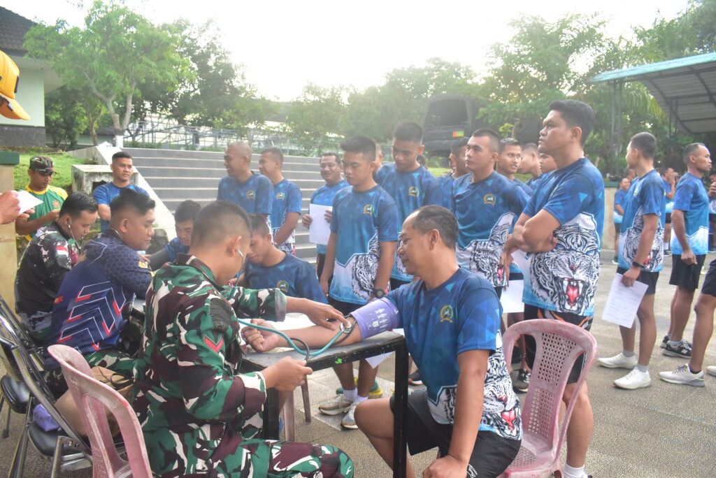 Perwira Beserta Prajurit Satjar Brigif 9/DY/2 Kostrad, Melaksanakan Garjas Periodik I Tahun 2025

Dalam rangka mengukur tingkat kemampuan fisik para perwira beserta prajurit, Brigif 9/DY/2 Kostrad menggelar tes kesegaran Jasmani periodik I Tahun 2025 diawasi langsung Tim Wasgiat dipimpin oleh Aspers Kasdivif 2 Kostrad Kolonel Inf Gunawan bertempat di Lapangan Brigif 9 Kostrad. Kabupaten Jember, kecamatan Patrang. Jum'at (16/05/2025).

Diawali dengan apel pengecekan personel dilanjutkan pemeriksaan kesehatan berupa tensi darah sebagai tindakan awal untuk mengetahui kondisi prajurit sebelum melaksanakan tes kesegaran jasmani, setelahnya dilakukan senam pemanasan sehingga terhindar dari hal-hal yang tidak diinginkan.

Pelaksanaan kesegaran jasmani dimulai dengan pengecekan postur, pengecekan tekanan darah, garjas A yaitu lari dengan limit waktu 12 menit, dilanjutkan kesegaran jasmani B pull up, Sit up, Push up, Shutter run dan di akhiri Renang sejauh 50 Meter.

Dalam kesempatan tersebut, Asisten Personel Divif 2 Kostrad, Kolonel Inf Gunawan, S.I.P. Menyampaikan secara langsung pelaksanaan tes garjas di Brigif 9 Kostrad, setiap prajurit akan melaksanakan semua item tes garjas sehingga akan terlihat kemampuan fisik perorangan yang tercantum dalam daftar nilai dan tetap menjaga Faktor keamanan, Ungkapnya

Danbrigif 9/DY/2 Kostrad Kolonel Inf Dr La Ode Muhammad Nurdin, S.Sos., M.I.Pol. menambahkan, Latihan dan pembinaan secara teratur dan berkala akan mampu menjaga dan meningkatkan stamina fisik prajurit, dengan tujuan Prajurit mampu melaksanakan dengan baik apabila ada Tes garjas Periodik, UKP dan Seleksi pendidikan tanpa mempunyai keraguan untuk melaksanakannya,” Tutup Danbrigif.