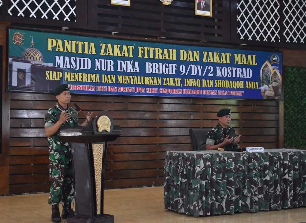 Brigif 9/DY/2 Kostrad Serahkan 519 Zakat Fitrah Kepada Masyarakat Kurang Mampu.

Danbrigif 9/DY/2 Kostrad, Kolonel Inf Dr. La Ode Muhammad Nurdin, S.Sos., M.I.Pol pimpin Penyerahan Zakat Fitrah 1446 Hijriah yang bertempat di Aula Soedirman, Asmil Brigif 9/DY, Patrang, Jember. Jumat (28/03/2025).

Brigif 9/DY/2 Kostrad menyerahkan 519 Zakat Fitrah kepada Masyarakat kurang mampu, penyerahan secara Simbolis tersebut dilakukan langsung oleh Danbrigif 9/DY/2 Kostrad kepada Perwakilan 10 Orang Masyarakat kurang mampu, selanjutnya Zakat Fitrah yang sudah terkumpul tersebut akan disalurkan kepada warga yang berhak menerimanya yang ada di sekitar Asrama Brigif 9/DY/2 Kostrad.

Danbrigif 9/DY/2 Kostrad, Kolonel Inf Dr. La Ode Muhammad Nurdin, S.Sos., M.I.Pol menyampaikan bahwa kegiatan penyerahan Zakat Fitrah ini merupakan Agenda tahunan yang dilaksanakan oleh Brigif 9/DY/2 Kostrad dan semoga dapat membantu Masyarakat yang sangat membutuhkan.

Sebagai bentuk kepedulian, Brigif 9/DY/2 Kostrad telah melaksanakan Pengumpulan Zakat Fitrah dari warga dalam Asrama Brigif 9 Kostrad, sebagai Kewajiban bagi Umat Islam setelah menjalankan Ibadah Puasa selama 1 Bulan di Bulan Ramadhan dengan bertujuan untuk mensucikan diri dan menyempurnakan Amal Ibadah selama Berpuasa.

“Selain merupakan kewajiban, Zakat Fitrah ini bertujuan untuk Membantu dan Meringankan Saudara kita yang Kurang Mampu, diharapkan Pembagian Beras Zakat Fitrah ini tepat sasaran, sehingga mereka yang berhak menerima juga bisa merayakan Hari Raya Idul Fitri dengan Kebahagiaan, ” ungkap Danbrigif 9 Kostrad.