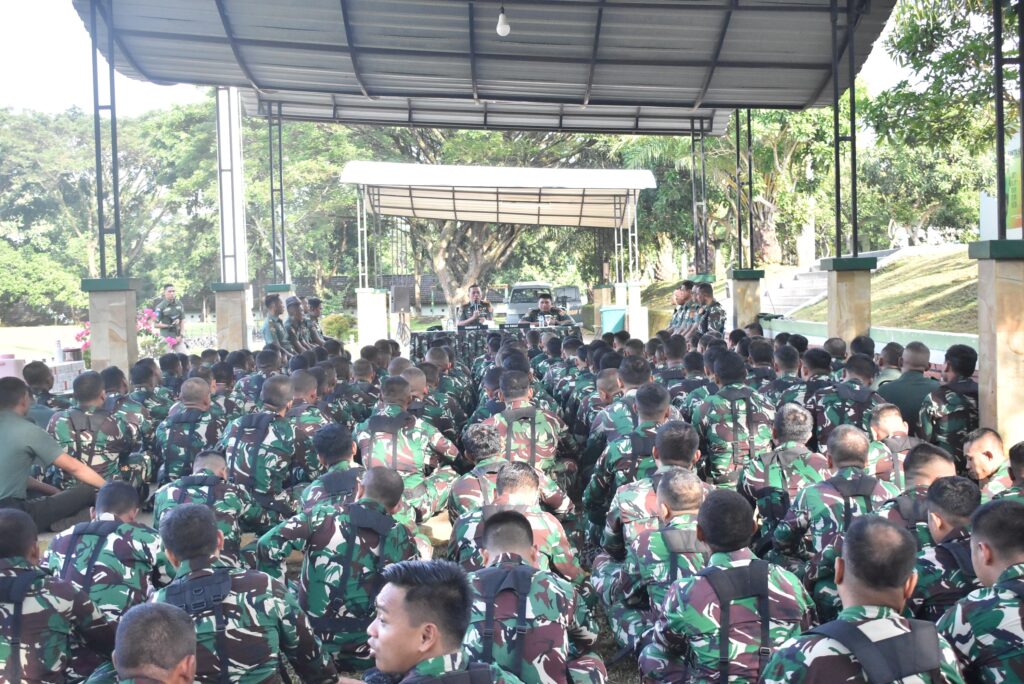 Kasbrigif 9/DY/2 Kostrad Pimpin Upacara Pengibaran Bendera 17-an Prajurit Brigif 9/DY/2 Kostrad dan Membacakan Amanat Panglima TNI.

Prajurit Satjar Brigif 9/DY/2 Kostrad Melaksanakan Upacara Bendera dengan Kasbrigif 9/DY/2 Kostard, Letnan Kolonel Inf Suhendar Suryaningrat, S.H.M.SI. Selaku Inspektur Upacara (Irup) bertempat di Lapangan Upacara Markas Brigif 9/DY/2 Kostrad, Kecamatan Patrang, Kabupaten Jember, Kamis, (17/04/2025).

Berkekuatan 2 SSK prajurit Satjar Brigif 9/DY/2 Kostrad diantaranya Yonif 509/BY, Yonif 514/SY, Yonif 515/UTY dan Denma Brigif 9/DY/2 Kostrad melaksanakan Upacara pengibaran bendera 17-an memiliki makna penting, salah satunya adalah sebagai upaya untuk mengingatkan Prajurit Satjar Brigif 9/Dharaka Yudha pada perjuangan para pahlawan pendahulu dan juga meningkatkan kedisiplinan prajurit.

Adapun rangakaian upacara yang dilaksanakan diantaranya pengibaran bendera Merah Putih, Pembacaan UUD 1945, Pengucapan Sapta Marga dan Pengucapan Sumpah Prajurit oleh petugas upacara, dilanjutkan pembacaan Amanat Panglima TNI dan Do’a sebagai penutup oleh Irup.

Dalam Amanat Panglima TNI Muhammad Agus Subiyanto, S.E., M.Si yang di bacakan langsung oleh Kasbrigif 9/DY/2 Kostrad, Letnan Kolonel Inf Suhendar Suryaningrat, S.H.M.Si. yang berbunyi, masih Suasana Lebaran, saya mengucapkan Selamat Hari Raya Idul Fitri Mohon Maaf Lahir dan Batin kepada seluruh keluarga besar prajurit. Dinamika lingkungan strategis menuntut TNI sebagai komponen utama pertahanan negara untuk
adaptif dalam melaksanakan tugas melalui peningkatkan profesionalisme pengawaknya. Ungkapnya

Pada kesempatan ini, saya ingin menekankan bahwa segenap prajurit harus memiliki integritas dan menjaga citra institusi TNI di mata masyarakat. Hal itu dapat diimplementasikan melalui ketaatan pada aturan dan nilai-nilai etika, untuk membangun citra positif sebagai komponen utama pertahanan negara. Tutupnya