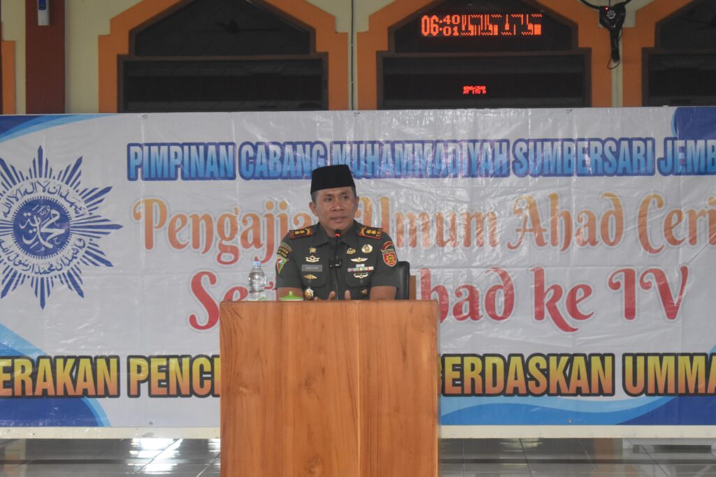 Danbrigif 9/DY/2 Kostrad Menjadi Pemateri Dalam Pengajian"Ahad Ceria" Pimpinan Cabang Muhammadiyah Sumbersari.

Danbrigif 9/DY/2 Kostrad, Letkol Inf Dr. La Ode Muhammad Nurdin, S.Sos.,M.I.Pol Menjadi Pemateri Dalam Pengajian"Ahad Ceria" Pimpinan Cabang Muhammadiyah yang digelar di masjid Universitas Muhammadiyah. Kec.Sumbersari, Kab.Jember. Minggu(28/07/2024).

Pada pidato pada pagi hari ini. Danbrigif 9/DY/2 Kostrad mengusung tema " MENJAGA UKHUWAH KEBANGSAAN UNTUK MENYONGSONG KEMERDEKAAN"

Danbrigif 9/DY/2 Kostrad, Letkol Inf Dr. La Ode Muhammad Nurdin, S.Sos.,M.I.Pol menyampaikan dalam profektif islam ukhuwah kebangsaan sejalan konsep ukhuwah islamiyah, dalam islam mengajarakan untuk saling tolong menolong, menjaga persaudaraan, dan menghindari perpecahan.

"Militer dalam perspektif Al-Qur’an dapat dipahami dalam arti: angkatan bersenjata yang terlatih dan terorganisir, tunduk, patuh bertugas menjaga dan membela keamanan negara dengan dilandasi keimanan kepada Allah dan Rasul-Nya serta setia kepada para pemimpin dan rakyat. Dimensi keimanan ini ditekankan untuk menjaga kemurnian pengabdian dan orientasi perjuangan tentara agar tidak terjerumus dalam hal hal yang kurang baik." Ujar Danbrigif 9 Kostrad