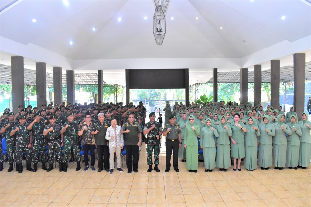 Safari Pembinaan Mental Ideologi Oleh Bintal Kostrad Kepada Prajurit dan Persit Brigif 9/DY/2 Kostrad

Brigif 9/DY/2 Kostrad menerima Pengarahan Kabintal Kostrad Kolonel Inf H. Rahman T. Leho S. Ag., M. Si., dalam rangka kegiatan penyuluhan pembinaan mental (Bintal) bagi seluruh Prajurit serta Persit Ma & Denma Brigif 9/DY/2 Kostrad dan Yonif 509/BY/9/2 Kostrad yang dilaksanakan di Aula Soedirman Mabrigif 9/DY/2 Kostrad. Patrang, Jember, Jawa Timur. Kamis (06/06/2024)

Adapun Rangkaian Kegiatan yakni Pembuakaan, menyanyikan lagu Indonesia Raya, Laporan, Sambutan Danbrigif 9/DY/2 Kostrad di lanjut Pengarahan Pabintal Kostrad Dalam penyampaiannya, Kolonel Inf Rahman menekankan pentingnya mental yang kuat dan moral yang baik sebagai dasar dalam menjalankan tugas dan tanggung jawab. “Mental yang kuat dan moral yang baik adalah pondasi utama dalam menghadapi berbagai tantangan dan tugas yang diemban oleh prajurit TNI. Selain itu, Kolonel Inf Rahman juga memberikan motivasi kepada para prajurit dan anggota Persit untuk selalu menjaga keharmonisan dalam keluarga. “Keluarga adalah pilar utama dalam kehidupan prajurit. Dukungan dan kebersamaan dalam keluarga akan memberikan kekuatan tambahan bagi prajurit dalam melaksanakan tugas.

Pada kesempatan tersebut memberikan sambutannya Danbrigif 9/DY/2 Kostrad Letkol Inf Dr. La Ode Muhammad Nurdin, S.Sos., M.I.Pol dalam sambutannya mengapresiasi kehadiran Kolonel Inf Rahman dan menyampaikan terima kasih atas ilmu dan motivasi yang diberikan. “Kami berharap seluruh prajurit dan anggota Persit melalui Pembinaan Mental menjadi wadah ilmu yang didapat serta bermanfaat dalam kehidupan sehari-hari,” ungkap Danbrigif.

Kegiatan penyuluhan Bintal ini berlangsung dengan lancar dan penuh kebersamaan, diakhiri dengan doa bersama untuk keselamatan dan kesuksesan dalam menjalankan tugas. Diharapkan dapat memperkuat mental dan moral prajurit serta anggota Persit dalam mendukung tugas-tugas yang diemban. Tambahnya