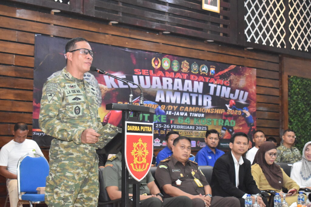 Brigif 9/DY/2 Kostrad Sukses Mengelar Kejuaraan Tinju Amatir Danbrigif 9/DY Championship 2025 Se-Jawa Timur HUT ke 64 Kostrad.

Brigif 9/DY/2 Kostrad, Sukses Mengelar Kejuaraan Tinju Amatir Danbrigif 9/DY Championship 2025 Se-Jawa Timur Dalam Rangka untuk memeriahkan Hari Ulang Tahun Ke-64 Kostrad yang di selenggarakan 25-26 Februari 2025 Bertempat di Aula Sudirman Brigif 9/DY/2 Rabu (26/02/2025).

Kejuaraan Tinju Amatir Danbrigif 9/DY/2 Kostrad mengangkat Tema "Satria di Dalam dan Di Luar Ring" kegiatan yang di Hadiri Kasbrigif 9/DY/2 Kostrad, Forkopimda Jember,Ketua Koni, Kadispora, Kepala Pertina Jember, Dansatjar Brigif 9/DY/2 Kostrad, Sahabat dan rekanan serta Para Peserta Tinju Amatir, Kejuaraan tinju ini terdiri dari Kategori Youth yunior, Senior Elite Man, Senior Elite Women, 45 Kg, 48 Kg, 51 Kg, 54 kg, 57 kg, 60 Kg, 63.5 Kg, 67 Kg, 71 Kg, 75 Kg dan Kategori Ekbesi.

Dari pelaksanaan kegiatan Kejuaraan tinju selama 2 hari ini dapat diperoleh Hasil Pertandingan dari beberapa Kategori Juara Petinju di antaranya; Petinju Favorit, Petinju Terbaik, dan Petinju Harapan dan Juara Umun. Untuk Petinju Favorit di raih oleh Sharul (Probolinggo), Petinju Terbaik di raih oleh Ahmad Radit (Jember), Petinju Harapan di raih oleh Rendy (Blitar) serta Sasana Terbaik Se-Jawa Timur dalam even tersebut di raih oleh Sasana Kharisma Boxing Camp dari Jember.

Pada Kesempatan tersebut Danbrigif 9/DY/2 Kostrad Kolonel Inf Dr La Ode Muhammad Nurdin, S.Sos., M.I.Pol. menyampaikan Ucapan Terimakasih serta Apresiasi yang sebesar besarnya kepada seluruh Koordinator beserta jajaran pengurus Persatuan Tinju Amatir Indonesia (PERTINA) Kabupaten Jember dan semua Pihak yang telah berupaya keras agar terselenggara dan berjalan aman, tertib dan Lancar.Ungkap Danbrigif

Selain Kegiatan Tinju Amatir Brigif 9 Kostrad juga mengelar Umkm sekaligus memberikan peluang Masyarakat sekitar sehingga Atlet ataupun Penonton yang hadir dapat berbelanja tanpa harus jauh dari kegiatan Perlombaan serta meningkatkan perekonomian masyarakat Jember.