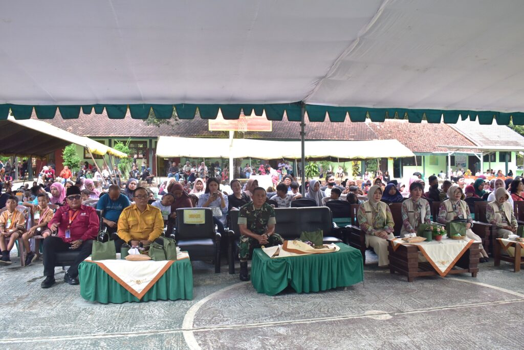 Komandan Brigif 9/DY/2 Kostrad Berikan Penghargaan kepada Siswa Berprestasi Olimpiade Bahasa Inggris, Sains dan Matematika tingkat Karesidenan di SD Kartika IX-1 Brigif 9/DY, Jember

Komandan Brigif 9/DY/2 Kostrad, Kolonel Inf Dr. La Ode Muhammad Nurdin, S.Sos.,M.l.Pol memberikan penghargaan kepada siswa-siswi berprestasi dalam ajang Olimpiade Bahasa Inggris, Sains dan Matematika Tingkat Karesidenan Jember untuk siswa Taman Kanak-kanak (TK), Sekolah Dasar (SD), dan Sekolah Menengah Pertama (SMP). Acara ini diselenggarakan di SD Kartika IX-1 Brigif 9/DY, Kecamatan Patrang, Kabupaten Jember pada Sabtu, (03/05/2025).

Kegiatan ini merupakan bentuk dukungan terhadap pengembangan potensi dan prestasi akademik generasi muda, sekaligus mempererat hubungan antara TNI dan masyarakat, khususnya di bidang pendidikan.

Dalam sambutannya, Kolonel Inf Dr. La Ode Muhammad Nurdin, S.Sos.,M.l.Pol menyampaikan apresiasi yang setinggi-tingginya kepada para peserta dan guru pembimbing atas semangat dan dedikasinya. Beliau berharap kegiatan seperti ini dapat menjadi motivasi bagi siswa untuk terus belajar dan meningkatkan berprestasi, serta membentuk karakter yang tangguh sejak usia dini.

Kegiatan berlangsung dengan meriah dan penuh semangat, serta diikuti oleh berbagai siswa-siswi TK, SD, dan SMP di wilayah Kabupaten Jember dan sekitarnya.