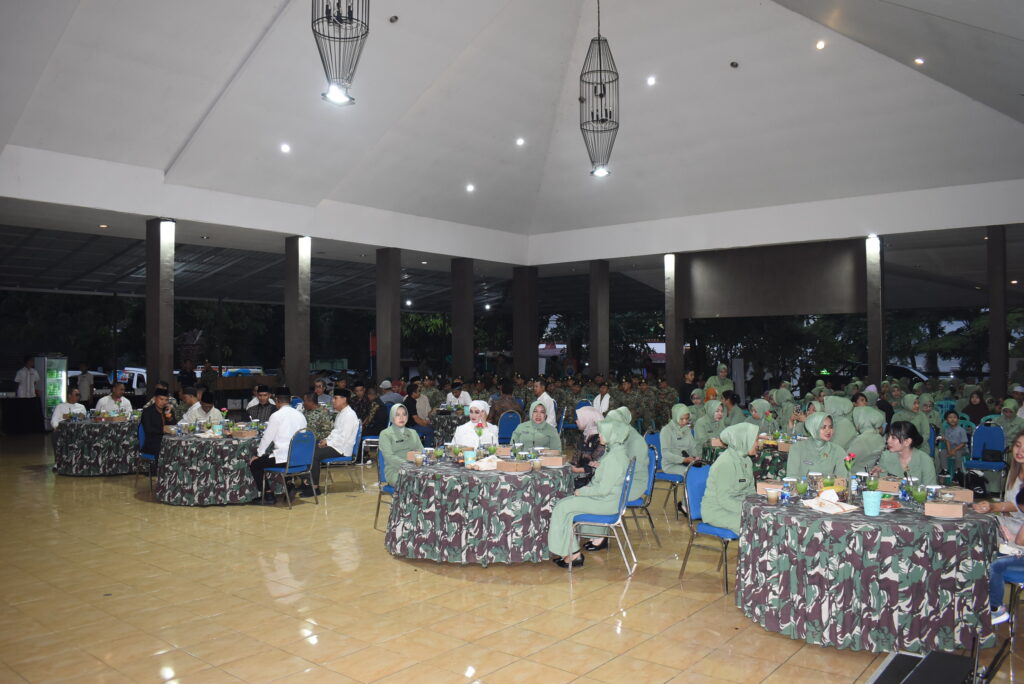 Brigif 9/DY/2 Kostrad Menggelar Acara Syukuran Dalam rangka HUT Ke-64 Kostrad

Brigif 9/DY/2 Kostrad menyelenggarakan Acara Syukuran dalam rangka memperingati HUT ke-64 Kostrad yang diselenggarakan di Aula Soedirman Brigif 9/DY/2 Kostrad, Kec Patrang, Kamis (6/03/25)

Acara Syukuran HUT ke-64 Kostrad dipimpin oleh Danbrigif 9/DY/2 Kostrad Kolonel Inf Dr. La Ode Muhammad Nurdin, S.Sos., M.I.Pol. didampingi Ketua Persit KCK Cabang XXII Brigif 9 Kostard, Ny. Rari La Ode, di hadiri Kasbrigif 9/DY/2 Kostrad Letkol Inf Suhendar Suryaningrat S.H., M.Si, Perwakilan Bupati Jember, Kapolres Jember, Dandim 0824, Kajari Jember, Ketua DPRD Jember, Kepala BPN Jember, Kabulog Jember, Beserta Segenap Prajurit dan Persit Ma dan Denma Brigif 9/DY/2 Kostrad serta para tamu undangan lainnya.

Pada kesempatan tersebut, Danbrigif 9/DY/2 Kostrad Kolonel Inf Dr. La Ode Muhammad Nurdin, S.Sos., M.I.Pol. Menyampaikan Kepada Seluruh Prajurit dan Persit untuk Senantiasa Bersyukur Atas Anugrah yang telah di limpahkan kepada kita semua, Marilah kita menjaga nilai-nilai kebersamaan, sama-sama menjaga nama baik Satuan Brigif 9/DY/2 Kostrad, semakin Kompak dan Solid, berbagai Pembangunan Sarana dan Prasarana dalam membangun Satuan yang sudah kita laksanakan semoga dapat di gunakan untuk kemajuan Satuan."ungkapnya

Dilanjutkan pemberian Santunan kepada anak Yatim YayasanQ, pemberian Piagam penghargaan kepada Prajurit berprestasi serta Anak Prajurit yang berprestasi dibidang olahraga dan mengharumkan nama Satuan Brigif 9/DY/2 Kostrad.