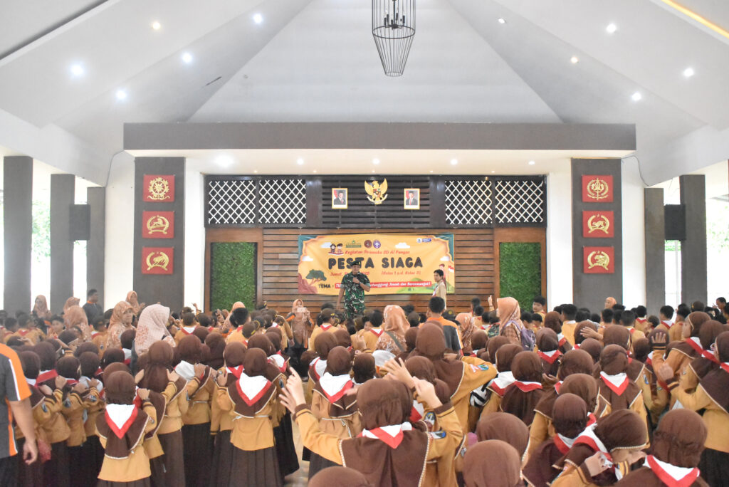 Brigif 9/DY/2 Kostrad Mendukung Kegiatan Pelatihan Pramuka "Pesta Siaga" SD Al-Furqan Jember.

Kolaborasi Staf Teritorial Brigif 9/DY/2 Kostrad dan Sekolah Al-Furqon Jember dalam menggelar Kegiatan Pelatihan Pramuka "Pesta Siaga" Siswa SD Al-Furqon Jember Dalam Rangka Pembinaan Teritorial Lingkungan Sekitar Asrama yang Bertempat di Markas Brigif 9/DY/2 Kostrad, Kec. Patrang, Kab. Jember. Jumat (11/04/2025).

Kegiatan Pelatihan Pramuka yang diikuti oleh Siswa Pramuka Siaga Kelas 1 sampai dengan Kelas 3 dan Siswa Pramuka Penggalang Kelas 4 dan Kelas 5 dengan jumlah total 400 Orang, Staf Teritorial Brigif 9/DY/2 Kostrad Berkolaborasi dengan SD Al-Furqon Jember Mengadakan Kegiatan Lapangan Pelatihan Kepramukaan dengan Judul "Pesta Siaga" guna Menumbuhkan Generasi Ceria, Cerdas, Mandiri dan Bertaqwa dengan Tema "Tunas Bangsa Bertanggung Jawab dan Bersemangat".

Danbrigif 9/DY/2 Kostrad, Kolonel Inf Dr. La Ode Muhammad Nurdin, S.Sos., M.I.Pol menyampaikan bahwa Pembinaan Kepramukaan merupakan Salah Satu Kegiatan Pembinaan Teritorial Brigif 9/DY/2 Kostrad yang bertujuan sebagai Upaya membina Generasi Muda agar mempunyai kegiatan Positif sejak usia dini sehingga dapat terhindar dari kegiatan Negatif serta dapat membentuk Karakter Patriot Bangsa yang Setia, Berbakti dan Menjujung tinggi Nilai Luhur Keutuhan Bangsa dan Menjunjung Tinggi Persatuan dan Kesatuan Bangsa.