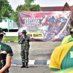 eringati HUT TNI Ke-79 Tahun 2024 Prajurit Brigif 9/DY/2 Kostrad dan Gabungan Satuan Militer yg berada di Jember Serta Masyarakat Melaksanakan Kegiatan Karya Bhakti Nasional TMP Patrang.

Prajurit Brigif 9/DY/2 Kostrad Melaksanakan Karya Bhakti Nasional TMP Patrang, Gabungan dengan Kodim 0824/Jember, Yonif 509/BY/9 Kostrad, Yonarmed 8/UY Kodam V/Brw, Tepbek 03.A Jember, Benglap V/Jember, RS DKT, Secaba Rindam V/Brw dan Masyarakat Kec Patrang Jember Dalam Rangka Kegiatan Peringatan HUT TNI Ke-79 Tahun 2024 di Kelurahan Patrang, Kec. Patrang, Kab. Jember, Kamis (03/10/2024).

Kegiatan Karya Bhakti Gabungan Militer Jajaran Jember Dan Masyarakat Kec Patrang Melibatkan Sebanyak 110 Orang terdiri dari Prajurit Dan Masyarakat di Kec Patrang untuk memperingati HUT TNI Ke-79 Tahun 2024, dalam hal kebersihan juga untuk mengingat dan memberikan penghormatan akan jasa-jasa perjuangan para pahlawan yang telah gugur mengorbankan jiwa dan raganya demi merebut Kemerdekaan RI.

Adapun Sasaran Kegiatan Karya Bakti yang dipimpin langsung oleh Pasi Teritorial Kodim 0824/Jember Kapten Inf Sarjo sebagai penanggung jawab kegiatan Karya Bakti dengan melaksanakan pembersihan dan pemotongan rumput di sekitaran halaman makam dan pembuangan sampah di area sekitar TMP Patrang Jember.

"Danbrigif 9/DY/2 Kostrad. Kolonel Inf Dr. La Ode Muhammad Nurdin, S.Sos.,M.I.Pol Menyapaikan bahwa Kegiatan Karya Bakti yang diselenggarakan ini bertujuan untuk memperingati HUT Ke-79 TNI Tahun 2024, Karya Bhakti TMP Patrang merupakan suatu bentuk Penghormatan dan Penghargaan terhadap Jasa para Pahlawan yang telah memberikan sumbangsih terbaik bagi Bangsa dan Negara, serta diharapkan dapat Memotivasi untuk selalu mengingat Jasa para Pahlawan",.Ungkapnya