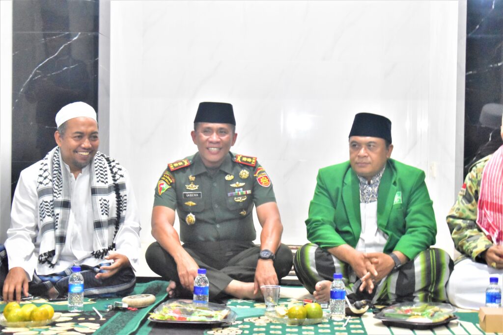Sambut Tahun Baru Islam 1 Muharram 1446 H, Brigif 9/DY/2 Kostrad Menggelar Doa dan Zikir Bersama.

Brigif 9/DY/2 Kostrad menggelar doa dan zikir bersama dalam rangka memperingati Tahun Baru Islam 1 Muharram 1446 H, yang dipimpin langsung oleh Danbrigif 9/DY/2 Kostrad, Letkol Inf Dr. La Ode Muhammad Nurdin, S.Sos.,M.I.Pol serta diikuti seluruh Perwira Staf Brigif 9/DY/2 Kostrad dan Prajurit Brigif 9/DY/2 Kostrad yang beragama islam, Kegiatan ini bertempat di Masjid Nur Inka Brigif 9/DY/2 Kostrad, Kecatamatan Patrang, Kebupaten Jember, Jawa Timur. Senin(15/07/2024).

Rangkaian acara dibuka oleh Danbrigif 9/DY/2 Kostrad, Letkol Inf Dr. La Ode Muhammad Nurdin, S.Sos.,M.I.Pol, penetapan tahun baru islam 1 muharram 1446 H mengusung tema "Jadikan Semangat Muharram Untuk Yang Lebih Baik Menuju Indonesia Emas 1945"

Pada kesempatan tersebut Danbrigif 9/DY/2 Kostrad, Letkol Inf Dr. La Ode Muhammad Nurdin, S.Sos.,M.I.Pol, menyampaikan "Muharram adalah bulan yang agung, Muharram adalah Syahrullah yang berarti bulannya Allah SWT. Ada banyak keutamaan dan keistimewaan di bulan ini sehingga bisa menjadi pemicu kita dalam manajemen rutinitas ibadah setahun ke depan”, ujarnya Danbrigif 9 Kostrad.