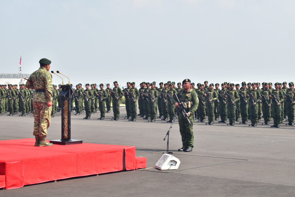 Acara penyambutan Purna Tugas Satgas Pamtas RI-PNG Mobile di wilayah Papua Yonif 509/BY/9/2 Kostrad TA 2025

Dermaga Madura Koarmada II Ujung Surabaya, telah dilaksanakan Upacara Penyambutan Pasukan Satgas Pamtas RI-PNG Mobile di Wilayah Papua Yonif 509/BY/9/2 Kostrad. Surabaya, Selasa(06/05/2025).

Sebagai Irup Mayor Jenderal TNI Susilo, S.I.P. (Panglima Divisi 2/Kostrad), Danup Letkol Inf Dian Dessiawan Setyadi, S.Sos, Danyonif 509/BY/9/2 Kostrad, dalam sambutanya Panglima Divisi Infanteri 2 Kostrad mengucapkan selamat datang kembali di Home Base dan terima kasih serta penghargaan yang setinggi-tingginya atas keberhasilan selama melaksanakan penugasan di wilayah Papua.

Kurang lebih dua belas bulan lamanya kalian telah melaksanakan tugas pengamanan perbatasan RI-PNG Mobile di Wilayah Papua, berbagai prestasi telah di raih selama pelaksanaan penugasan, salah satunya yang membanggakan adalah kalian berhasil mengamankan beberapa pucuk senjata api beserta ratusan amunisi, dokumen dan perlengkapan lainnya milik anggota Kelompok Separatis Teroris Papua (KSTP), serta dapat melaksanakan tugas pokok dalam rangka menjaga dan mengamankan wilayah perbatasan dengan optimal.

Kalian juga telah mampu mewujudkan kesejahteraan masyarakat setempat melalui kegiatan serbuan teritorial, bhakti TNI, komunikasi sosial serta berbagai kegiatan lainnya di bidang pendidikan, kesehatan, perekonomian dan kerohanian yang di kemas secara kreatif dan inovatif, Hendaknya pengalaman selama penugasan ini dapat dijadikan sebagai bekal untuk melanjutkan pembinaan dalam rangka meningkatkan kemampuan prajurit Yonif 509/BY/9/2 Kostrad guna mempersiapkan diri dalam menghadapi pelaksanaan tugas-tugas ke depan.

Sebelum mengakhiri amanat ini, saya menyampaikan terima kasih dan penghargaan kepada Instansi dan semua pihak yang telah memberikan dukungan atas terselenggaranya Upacara Purna Tugas Satgas Pamtas RI-PNG Mobile di Wilayah Papua Yonif 509/BY/9/2 Kostrad TA 2025 dan untuk seluruh prajurit Satgas Yonif 509/BY/9/2 Kostrad, saya ucapkan “Selamat datang kembali ke Satuan dan selamat bertemu kembali dengan keluarga, kalian berangkat dengan penuh kehormatan dan kembali dengan penuh kebanggaan”.

Demikian amanat saya, semoga Tuhan Yang Maha Esa senantiasa memberikan bimbingan, petunjuk dan lindungan-Nya kepada kita sekalian dalam melanjutkan pengabdian kepada Bangsa dan Negara Kesatuan Republik Indonesia yang sangat kita cintai.  Sekian dan terima kasih.

Tampak Hadir tamu undangan dalam Upacara Penyambutan Pasukan Satgas Pamtas RI-PNG Mobile di Wilayah Papua Yonif 509/BY/9/2 Kostrad Ta 2025 sebagai berikut : Kasdivif 2 Kostrad, Para Asisten Kasdivif 2 Kostrad, Danbrigif 9/DY, Danbrigif 18/Trisula, Danmen Armed 2, Asops Kodam V/BRW, Kapoksahli Armada 2, Dansat Brimob, Kafasharkan Pesud, Wadanpasmar 2, Danlanud Mulyono, Asops Gartap, Sahli Walikota Surabaya, Dandenhub, Dandenpom, Danyon Bekang, Danyon 503, Kasgartap, Kapolres Tj.Perak, Asisten 1 Gub Jatim, Danyonkes 2, Danyon Armed 1, Kakorum 515, Ka Korum 502.