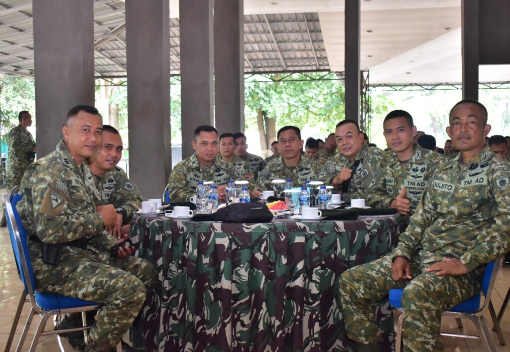 Acara Tasyakuran Dalam Rangka Kenaikan Pangkat 01-10-2024 & HUT Ke-61 Brigif 9/DY/2 Kostrad.

Brigif 9/DY/2 Kostrad menggelar acara Tasyakuran Kenaikan Pangkat 01-10-2024 serta memperingati Hut ke-61 Brigif 9/DY/2 Kostrad yang bertempat di Aula Soedirman Brigif 9/DY/2 Kostrad, Kec Patrang, Senin (25/11/2024)

Acara Tasyukuran HUT ke-61 Brigif 9/DY/2 Kostrad dipimpin oleh Danbrigif 9/DY/2 Kostard, Kolonel Inf Dr. La Ode Muhammad Nurdin, S.Sos., M.I.Pol. didampingi oleh Kasbrigif 9/DY/2 Kostrad Letkol Inf Suhendar Suryaningrat S.H., M.Si, serta turut hadir juga Danyonif 514/SY, Danyonif 515/UTY, Kakorum 509/BY, Perwira Satjar Brigif 9/DY/2 Kostrad Beserta Segenap Prajurit dan Persit Brigif 9/DY/2 Kostrad.

Pada kesempatan tersebut, Danbrigif 9/DY/2 Kostard, Kolonel Inf Dr. La Ode Muhammad Nurdin, S.Sos., M.I.Pol. Menyampaikan Kepada Seluruh Prajurit dan Persit untuk Senantiasa Bersyukur Atas Anugrah yang telah di limpahkan kepada kita semua, Marilah kita sama-sama menjaga nama baik Satuan jajaran Brigif 9/DY/2 Kostrad ini, Semoga Brigif 9/DY/2 Kostrad ke depan tambah kompak, semakin sukses dan tidak ada lagi pelanggaran sedikitpun di Satjar Brigif 9 Kostrad.

"Hari ini kita sama - sama hadir di Aula Soedirman Brigif 9 Kostrad untuk mensyukuri berkah hari ulang tahun Brigif 9/DY/2 Kostrad, semoga Brigif 9/DY/2 Kostrad sukses selalu dalam menjalankan tugas baik di home base maupun tugas Operasi, serta untuk prajurit yang telah naik pangkat 1 tingkat lebih tinggi untuk meningkatkan keperdulian terhadap keluarga, sesama prajurit maupun peduli terhadap satuan". Ungkap Danbrigif 9 Kostrad

Kegiatan Perayaan HUT ke 61 Brigif 9/DY/2 Kostrad mengangkat Tema "Dengan Semangat Jiwa Patriot, Siap menjaga NKRI Serta Menjunjung Tinggi Netralitas" Rangkaian kegiatan di isi dengan Pemotongan Tumpeng diberikan kepada Prajurit terbaik, Acara ditutup dengan Ramah Tamah dan Hiburan.