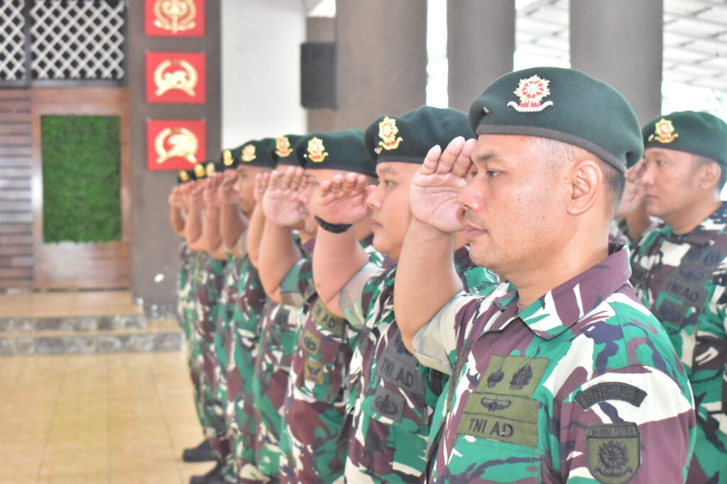 Acara Korps Raport Kenaikan Pangkat Prajurit Satjar Brigif 9/DY/2 Kostrad 1-10-2024.

Acara Korps Rapot di Pimpin langsung oleh Kasbrigif 9/DY/2 Kostrad Letkol Inf Suhendar Suryaningrat.,S.H.,M.Si bertempat di Aula Soedirman Mabrigif 9/DY/2 Kostrad, Patrang, Jember, Selasa (01/10/2024).

Salah satu rangkaian kegiatan Acara Korps Rapot kenaikan pangkat diawali dengan Sambutan Danbrigif 9/DY/2 Kostrad Kolonel Inf Dr. La Ode Muhammad Nurdin, S.Sos.,M.I.Pol yang di bacakan langsung oleh Kasbrigif 9/DY/2 Kostrad Letkol Inf Suhendar Suryaningrat.,S.H.,M.Si, Menyampaikan Kenaikan Pangkat merupakan penghargaan dari Pimpinan, atas dedikasi dan prestasi dalam Pelaksanaan tugas serta Pengabdian, sesuai dengan tanggung jawab yang diembannya Sebagai Prajurit, bahwasanya semakin tinggi Pangkat dan Jabatan semakin tinggi kepercayaan diberikan maka semakin besar amanah yang diberikan.

Saya mengajak seluruh Personal Satjar Brigif 9/DY/2 Kostard yang naik pangkat untuk menjadikan momen Kenaikan pangkat sebagai pemicu semangat. Untuk terus berkarya dan bertugas dengan lebih baik sehingga dapan meraih pangkat dan jabatan lebih tinggi untuk periode berikutnya.

Selesai acara Korps Rapot Kasbrigif 9/DY/2 Kostrad Letkol Inf Suhendar Suryaningrat.,S.H.,M.Si Beserta Ibu Ketua Persit Kartika Chandra Kirana Cabang XXII Brigif 9 Kostrad Ibu Rari La Ode Muhammad Nurdin mengucapkan selamat kepada Prajurit yang naik pangkat di lanjutkan Pemberian Selamat dan foto bersama.