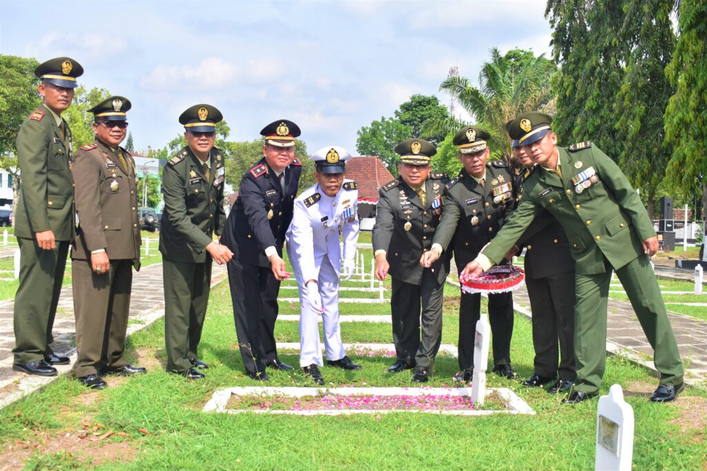 Kasbrigif 9/DY/2 Kostrad Beserta Prajurit dan Persit Brigif 9 Kostrad Ikuti Upacara Ziarah Nasional Menyambut HUT TNI Ke-79 Tahun 2024.

Dalam Rangkaian Acara Peringatan HUT TNI ke-79 Tahun 2024, Kasbrigif 9/DY/2 Kostrad mewakili Komandan Brigif 9/DY/2 Kostrad Melaksanakan Upacara Ziarah Nasional di Taman Makam Pahlawan (TMP) Kec. Patrang, Kab. Jember, Jumat(04/10/2024).

Kasbrigif 9/DY/2 Kostrad Letkol Inf Suhendar Suryaningrat.,S.H.,M.Si mewakili Danbrigif 9/DY/2 Kostrad Kolonel Inf Dr. La Ode Muhammad Nurdin, S.Sos.,M.I.Pol Menghadiri Upacara Ziarah Nasional dalam rangka memperingati HUT TNI ke-79 yang dipimpin oleh Komandan Kodim 0824 Jember, Letkol Arm Indra Andriansyah, G.Dip., M.Han

Upacara Ziarah Nasional yang diikuti oleh Ratusan Peserta dilaksanakan dengan Tertib, Aman dan Khidmat serta Merupakan Agenda yang Rutin dilaksanakan untuk Mengenang Jasa para Pahlawan Kemerdekaan yang telah Gugur.

Sebagai Generasi Penerus dan Pewaris Kemerdekaan, Haruslah kita Senantiasa Bersyukur dan Melanjutkan Perjuangan para Pahlawan yang telah Merebut Kemerdekaan Negeri ini, Ayo kita Ambil Api Semangat Perjuangan para Pahlawan yang telah Rela Mengorbankan Jiwa Raganya untuk Kemerdekaan Bangsa ini dan Marilah Kita Bersama sama Mengisi Kemerdekaan ini dengan Melahirkan Pahlawan-pahlawan Baru, Para Pemuda-pemudi yang Inspiratif Berjuang Mempertahankan Kemerdekaan di Segala Bidang, dengan tema "TNI Modern Bersama Rakyat Siap Mengawal Suksesi Kepemimpinan Untuk Indonesia Maju".
