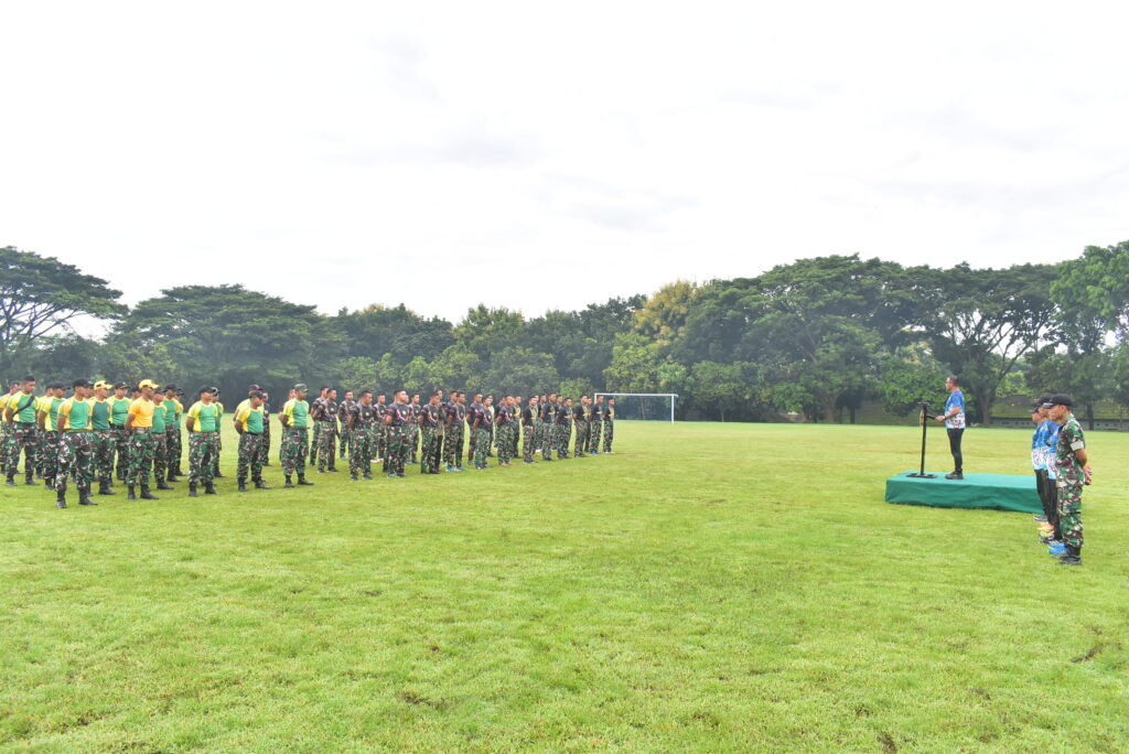 Prajurit Brigif 9/DY/2 Kostrad Dan Yonif 509/BY/9/2 Kostrad Adu Ketangkasan Antar Tim, Kegiatan Outbond Cakra Dalam Rangka HUT Ke-64 Kostrad Tahun 2025.

Dalam rangka Menyambut HUT ke-64 Kostrad Tahun 2025, Prajurit Brigif 9/DY/2 Kostrad Dan Yonif 509/BY/9/2 Kostrad mengadu ketangkasan, kekompakan, kebersamaan dan kepedulian sesama rekan Satu Tim Prajurit, Brigif 9/DY/2 Kostrad menggelar perlombaan Outbond Cakra Antar Tim, dilaksanakan langsung di lapangan upacara Mabrigif 9/DY/2 Kostrad, Kab Jember, Jumat (28/02/2025).

Kegiatan Outbond Cakra Ini dihadiri Langsung oleh Danbrigif 9/DY/2 Kostard Kolonel Inf Dr. La Ode Muhammad Nurdin, S.Sos., M.I.Pol. Selaku Ketua Pelaksanaan Outbond Cakra yang di dampingi langsung oleh Kasbrigif 9/DY/2 Kostrad Letkol Inf Suhendar Suryaningrat, S.H., M.Si., beserta Perwira Staf Brigif 9/DY/2 Kostrad dan Kakorum Yonif 509/BY/9/2 Kostrad.

Adapun mekanisme kegiatan dilaksanakan dalam Hubungan Tim, diawali dengan melaksanakan tensi bagi prajurit yang akan mengikuti lomba, apel pengecekan, Sambutan Danbrigif 9/DY/2 Kostrad, pemanasan, pelaksanaan Lomba, pelemasan dan diakhiri dengan penyerahan Piala dan Piagam Penghargaan.

Kegitan Outbond Cakra diawali dengan Lari Sejauh kurang Lebih 2,5 Km, Turun Hesti, Melewati Jaring Pendarat, Melewati rayapan Tali Dua, Menembak, Lari Angkat Bok Munisi, Balik Ban, dilanjutkan dengan Pull Up Berganda di akhiri Dengan Sprin.

Danbrigif 9/DY/2 Kostard Kolonel Inf Dr. La Ode Muhammad Nurdin, S.Sos., M.I.Pol. Menyampaikan kegiatan ini merupakan rangkaian kegiatan menjelang HUT Ke-64 Kostrad Tahun 2025, disisi lain kegiatan ini untuk mengasah kemampuan fisik prajurit Dharaka Yudha, Menjaga kekompakan, kebersamaan dan kepedulian sesama rekan Satu Tim, ketangkasan, Ketahanan Serta kegiatan ini juga sebagai bekal prajurit dalam menghadapi tugas-tugas dimedan sebenarnya.,Ungkapnya

Dengan adanya kegiatan Outbond Cakra ini bisa dapat menjaga kesehatan dan Kebugaran Jasmani kita semua, tetap Semangat dan Selamat bertanding, Cakra.,Tutupnya

Kegiatan Outbond Cakra diakhiri dengan pemberian hadiah oleh Danbrigif 9/DY/2 Kostard Kolonel Inf Dr. La Ode Muhammad Nurdin, S.Sos., M.I.Pol. kepada Tim yang berhasil
