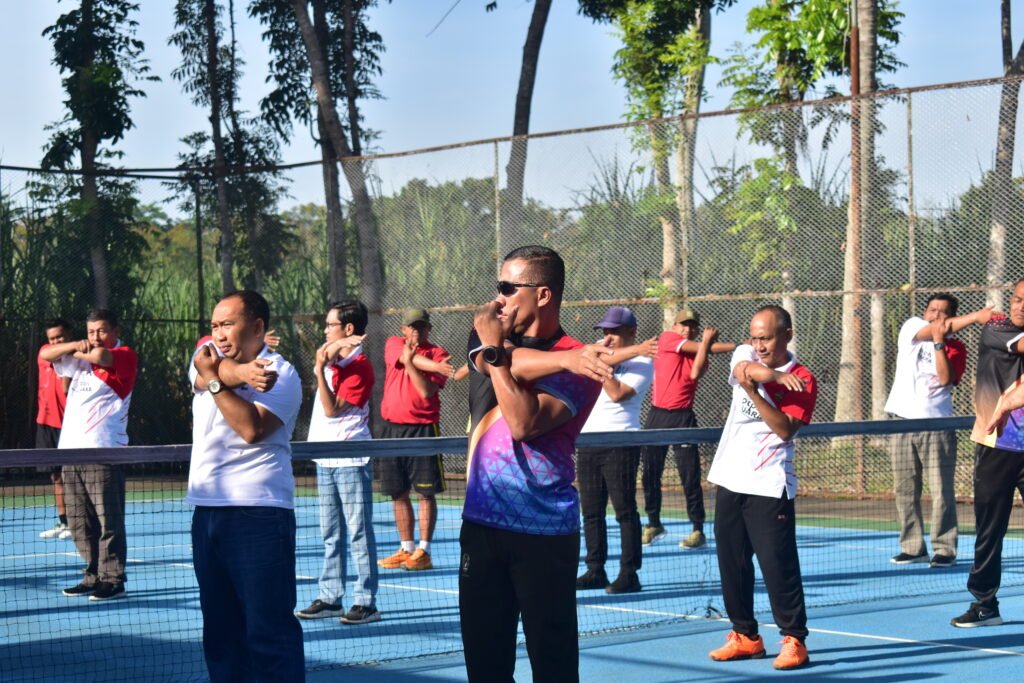 Meningkatkan Tali Silaturahmi Dan Menjaga Kebugaran Tubuh, Danbrigif 9/DY/2 Kostrad, Laksanakan Olahraga bersama Dengan PTPN V. Banjarsari.

Demi meningkatkan Tali Silatuarhmi Dan Menjaga Kebugaran Tubuh,Danbrigif 9/DY/2 Kostad, Letkol Inf Dr. La Ode Muhammad Nurdin, S.Sos.,M.I.Pol laksanakan olahraga bersama bengan PTPN V Banjarsari serta didampingi seluruh Perwira Staf Brigif 9/DY/2 Kostrad dan Prajurit Brigif 9/DY/2 Kostrad, Kegiatan olahraga bersama ini bertempat di PTPN Banjarsari, Kabupaten Jember. Jumat(12/07/2024).

Pada kesempatan tersebut, Danbrigif 9/DY/2 Kostad, Letkol Inf Dr. La Ode Muhammad Nurdin, S.Sos.,M.I.Pol menyampaikan bahwa seluruh Prajurit Brigif 9/DY/2 Kostrad harus senantiasa membentengi diri dan keluarga dengan pola hidup sehat melalui asupan makanan yang sehat, istirahat cukup, serta olahraga yang teratur.

"Hari ini di sela-sela kesibukan dan rutinitas kedinasan, kita sempatkan untuk melaksanakan olahraga bersama sebagai upaya untuk meningkatkan daya tahan tubuh sekaligus mempererat tali silaturahmi antar Prajurit Brigif 9/DY/2 Kostrad dengan PTPN V Banjarsari", ujar Danbrigif 9/DY/2 Kostrad.

Adapun cabang olahraga yang digelar pada olahraga bersama hari ini antara lain Bola Voly, Golf, Tenis Meja, Bulutangkis serta Tenis Lapangan.