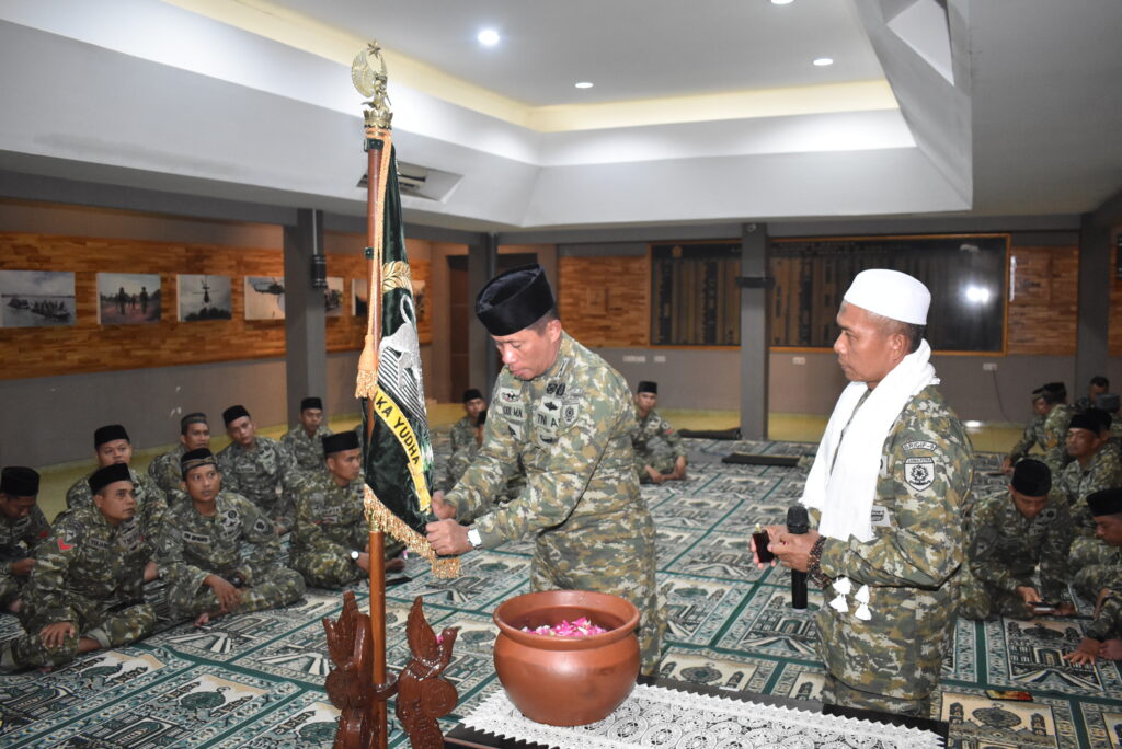 Penjamasan Duaja Dalam Rangka HUT Brigif 9/DY/2 Kostrad.

Memperingati HUT ke-61, Prajurit Brigif 9/DY/2 Kostrad gelar kegiatan Penjamasan Duaja dan Do'a bersama yang diikuti oleh seluruh Prajurit Dharaka Yudha di ruang Hall Mabrigif 9/DY/2 Kostrad, Patrang-Jember, Minggu (24/11/2024).

Kegiatan penjamasan ini dipimpin oleh Danbrigif 9/DY/2 Kostrad Kolonel Inf Dr. La Ode Muhammad Nurdin, S.Sos., M.I.Pol yang diawali dengan Sholat Isya' berjamaah, dilanjutkan doa bersama yang dipimpin oleh Ustad Pelda Suhaeri, kemudian dilanjutkan dengan acara penjamasan Duaja Brigif 9/DY/2 Kostrad.

Dalam kegiatan tersebut juga turut hadir Kasbrigif 9/DY/2 Kostrad Letkol Inf Suhendar Suryaningrat, S.H., M.Si, Para Perwira Staf Brigif 9/DY/2 Kostrad dan Prajurit Ma dan Denma Brigif 9/DY/2 Kostrad.

Pada kesempatan tersebut Danbrigif 9/DY/2 Kostrad Kolonel Inf Dr. La Ode Muhammad Nurdin, S.Sos., M.I.Pol menyampaikan Rasa Bangga terhadap Satuan, tingkatkan Semangat Bekerja, Ikhlas dalam berbuat, hindari pelanggaran dan permasalahan yang dapat merugikan diri dan satuan demi Satuan Dharaka Yudha yang kita cintai ini.

Suasana yang penuh dengan khidmat mewarnai Penjamasan Duaja Brigif 9/DY/2 Kostrad yang merupakan salah satu tradisi yang wajib dilaksanakan menjelang HUT Satuan yang diperingati setiap tanggal 25 November dimana hal ini merupakan tradisi yang baik, mengandung nilai luhur, semangat dan bagian dari sejarah satuan yang harus dilestarikan serta dihormati keberadaannya.

Adapun maksud dan tujuan dari kegiatan penjamasan ini adalah untuk menumbuhkan rasa bangga dan cinta terhadap Satuan sehingga dalam setiap pelaksanaan tugasnya Prajurit Brigif 9/DY/2 Kostrad dapat memberikan yang terbaik bagi Kehormatan Satuan.