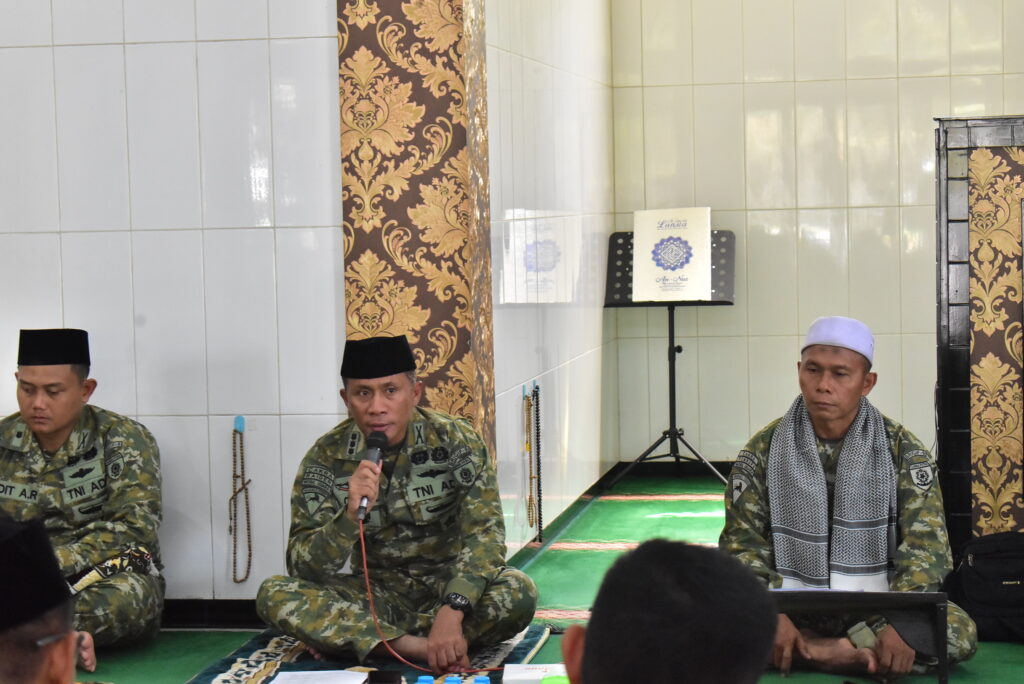 Brigif 9/DY/2 kostrad Menggelar kegiatan Doa Bersama Dalam Rangka HUT Ke-64 Divisi Infanteri 2 Kostrad Tahun 2025.

Menyambut HUT ke-64 Divisi Infanteri 2 Kostrad Tahun 2025, Brigif 9/DY/2 Kostrad menyelenggarakan doa bersama dengan Prajurit setelah selesai sholat jumat berjama’ah. Segenap prajurit yang beragama Islam membacakan dzikir dan doa di Masjid Nur-Inka Mabrigif 9/DY/2 Kostrad, Kec Patrang, Kab Jember, Jumat (25/04/2025).

Doa bersama di masing-masing tempat ibadah, baik yang beragama Nasrani (gereja Uekumene), Hindu (Pure Tri Buana Kerthi) dan yang beragama Islam dilaksanakan di masjid Nur-Inka dipimpin langsung oleh Kolonel Inf Dr. La Ode Muhammad Nurdin, S.Sos., M.I.Pol. selaku Danbrigif 9/DY/2 Kostrad dan didampingi oleh Perwira Staf Brigif 9 kostrad dan segenap prajurit Brigif 9 Kostrad serta Pelda Suhairi selaku pembaca Do'a (Ustadz) pada pelaksanaan HUT ke-64 Divisi Infanteri 2 Kostrad Tahun 2025.

Acara doa bersama ini diselenggarakan sebagai harapan agar ke depannya Prajurit Divisi Infanteri 2 Kostrad mendapatkan keberkahan dari Tuhan Yang Maha Esa sebagai institusi yang menjaga kedaulatan NKRI diusianya ke-64 Tahun ini.

Danbrigif 9/DY/2 Kostrad Kolonel Inf Dr. La Ode Muhammad Nurdin, S.Sos., M.I.Pol. mengatakan doa bersama yang digelar pada peringatan HUT Ke-64 Divisi Infanteri 2 Kostrad Tahun 2025 ini, untuk memanjatkan doa kepada bangsa dan negara Indonesia, agar jajaran Divisi Infanteri  2 Kostrad selalu dalam perlindungan dan keselamatan dari Allah SWT.

Perintah merupakan dasar atas jati diri dari seorang prajurit, yang mana harus taat pada perintah yang di berikan, sama halnya dengan kita umat muslim harus taat menjalankan ibadah yang Allah SWT berikan, maka dari itu mari kita laksanakan Ibadah Do'a bersama atas HUT ke-64 Kostrad ini, semoga kedepannya Kostrad Semakin Disiplin, Militansi Dan Semakin Tangguh,.Tutupnya

Adapun HUT Ke-64 Divisi Infanteri 2 Kostrad Tahun 2025 ini mengambil tema "Dengan Semangat Kebersamaan dan Kesiapan yang Prima, Divif 2 Kostrad Siap Melaju Untuk Indonesia Maju".