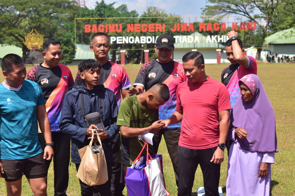 Danbrigif 9/DY/2 Kostrad Mengundang Alif Fathurrohman, dalam rangka Santunan dan Memberi materi latihan Fisik kepada Alif Fathurrohman.

Danbrigif 9/DY/2 Kostrad, Letkol Inf Dr. La Ode Muhammad Nurdin, S.Sos., M.I.Pol Mengundang Sosok Alif Fathurrohman Beserta nenek dan kaka Alif untuk menghadiri acara santunan Danbrigif 9/DY/2 Kostrad bertempat di Lapangan Markas Brigif 9 Kostrad, Kec.patrang, Kab.Jember, Minggu (04/08/2024).

Sosok pemuda Yatim Piatu Lari 5 KM Ke Sekolah Setiap Hari Tak Pernah Telat, Cita-citanya ingin Jadi TNI, M. Alif Fathurrohman (17), yang lari setiap hari sejauh 5 kilometer demi bisa pergi ke sekolah. Diketahui Alif tinggal di Lingkungan Cupu, Kelurahan Baratan, Kecamatan Patrang, Kabupaten Jember, Jawa Timur.

Ia harus berlari sejauh 5 kilometer menuju lokasi mobil jemputan dari SMA Kartika IV-2 Jember. Ternyata, hal itu sudah dilakukan Alif sejak sekolah di MTs As-Syukriah.

Alasannya, selain karena tidak memiliki kendaraan, rumahnya juga tidak terjangkau oleh angkutan umum. “Setiap pagi saya berangkat pukul 05.10 WIB menuju titik penjemputan di Patrang,” Ucap M. Alif Fathurrohman(17).

Dengan ini Danbrigif 9/DY/2 Kostrad Letkol Inf Dr. La Ode Muhammad Nurdin., S.Sos., M.I., Pol mengundang M. Alif Fathurrohman untuk datang ke markas Brigif 9/DY/2 Kostrad dalam rangka Santunan dan Memberi materi latihan Fisik dan di kasi kartu edikan supaya mempermudah untuk melaksanakan latihan renang di yonif 509 Kostrad dan fitnes gratis di Markas Brigif 9 kostrad.

Rasa syukur serta rahmat kami ucapkan yang tiada henti-hentinya kepada junjungan kita Nabi Besar Muhammad SAW, semoga kita semua terlimpah Rahmat dan Hidayahnya,.tutupnya