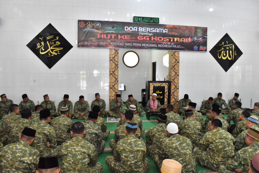 Brigif 9/DY/2 kostrad Menggelar kegiatan Doa Bersama Dalam Rangka HUT Ke-64 Kostrad Tahun 2025.

Menyambut HUT ke-64 Kostrad Tahun 2025 (Komando Cadangan Strategis Angkatan Darat), Brigif 9/DY/2 Kostrad menyelenggarakan doa bersama dengan Prajurit setelah selesai sholat jumat berjama’ah. Segenap prajurit yang beragama Islam membacakan dzikir dan doa di Masjid Nur-Inka Mabrigif 9/DY/2 Kostrad, Kec Patrang, Kab Jember, Jumat (28/02/2025).

Doa bersama di masing-masing tempat ibadah, baik yang beragama Nasrani (gereja Uekumene), Hindu (Pure Tri Buana Kerthi) dan yang beragama Islam dilaksanakan di masjid Nur-Inka dipimpin langsung oleh Kolonel Inf Dr. La Ode Muhammad Nurdin, S.Sos., M.I.Pol. selaku Danbrigif 9/DY/2 Kostrad dan didampingi oleh Kasbrigif 9/DY/2 Kostrad Letkol Inf Suhendar Suryaningrat, S.H., M.Si., Beserta Perwira Staf Brigif 9 kostrad dan segenap prajurit Brigif 9 Kostrad serta Pelda Suhairi selaku pembaca Do'a (Ustadz) pada pelaksanaan HUT ke-64 Kostrad Tahun 2025.

Acara doa bersama ini diselenggarakan sebagai harapan agar ke depannya Prajurit Kostrad mendapatkan keberkahan dari Tuhan Yang Maha Esa sebagai institusi yang menjaga kedaulatan NKRI diusianya ke-64 Tahun ini.

Danbrigif 9/DY/2 Kostrad Kolonel Inf Dr. La Ode Muhammad Nurdin, S.Sos., M.I.Pol. mengatakan doa bersama yang digelar pada peringatan HUT Ke-64 Kostrad Tahun 2025 ini, untuk memanjatkan doa kepada bangsa dan negara Indonesia, agar jajaran Kostrad selalu dalam perlindungan dan keselamatan dari Allah SWT.

Perintah merupakan dasar atas jati diri dari seorang prajurit, yang mana harus taat pada perintah yang di berikan, sama halnya dengan kita umat muslim harus taat menjalankan ibadah yang Allah SWT berikan, maka dari itu mari kita laksanakan Ibadah Do'a bersama atas HUT ke-64 Kostrad ini, semoga kedepannya Kostrad Semakin Disiplin, Militansi Dan Semakin Tangguh,.Tutupnya

Adapun HUT Ke-64 Kostrad Tahun 2025 ini mengambil tema "Kostrad Yang Prima Mengawal Indonesia Maju"