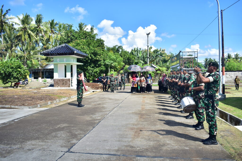 Kunjungan Kerja Danbrigif 9/DY/2 Kostrad dan Peletakan Batu Pertama Pembangunan Gapura di Satuan Yonif 515/UTY/9/2 Kostrad. 

Danbrigif 9/DY/2 Kostrad, Kolonel Inf Dr. La Ode Muhammad Nurdin, S.Sos., M.I.Pol., didampingi Ibu Ketua Persit KCK Cabang XII Brigif 9 Koorcab Divif 2 PG Kostrad, Ny. Rari La Ode Muhammad Nurdin, Pasintel Brigif 9/DY/2 Kostrad, Pasilat Brigif 9/DY/2 Kostrad serta Ibu Pengurus Persit Cabang XXII Brigif 9 Koorcab Divif 2 PG Kostrad melaksanakan Kunjungan Kerja dan Acara Peletakan Batu Pertama Pembangunan Gapura di Markas Yonif 515/UTY/9/2 Kostrad, Kec. Kabat, Kab. Banyuwangi, Sabtu (26/04/2025).

Turut hadir dalam kegiatan Peletakan Batu Pertama Pembangunan Gapura di Markas Yonif 515/UTY/9/2 Kostrad Kapolresta Banyuwangi Kombes Pol. Rama Samtama Putra,S.I.K., M.Si., M.H., Dandim 0825 Banyuwangi Letkol Arh Joko Sutoyo, S.Sos., M.Han. dan Danlanal Banyuwangi Letkol Laut (P) Muhamad Puji Santoso, M.Sc. Untuk acara pertama diawali dengan Peletakan Batu Pertama Pembangunan Gapura Yonif 515/UTY/9/2 Kostrad, Danbrigif 9/DY/2 Kostrad dalam Sambutan "Terimakasih kepada Kapolresta Banyuwangi yang telah membantu dalam proses pembangunan Gapura Yonif 515/UTY/9/2 Kostrad dan kegiatan ini merupakan bentuk Sinergitas TNI-Polri". Dilanjutkan Sambutan dari Kapolresta Banyuwangi "Proses pembangunan Gapura ini merupakan Simbol dari Satuan dan merupakan bentuk Sinergitas TNI-Polri yang harus selalu dijaga dalam menjaga keamanan diwilayah Banyuwangi".

Adapun acara ke dua Danbrigif 9/DY/2 Kostrad memberikan Pengarahan dan Penekanan kepada Seluruh Prajurit dan Persit diantaranya agar meningkatkan keimanan dan ketaqwaan kepada Allah SWT, pelihara kemampuan, keterampilan, kesehatan, menjaga postur tubuh ideal dan menjaga kondisi fisik serta bekerja sesuai tugas dan disiplin waktu serta pelihara kerapian sehingga menunjukkan kualitas kita sebagai prajurit Ugra Tapa Yudha yang Profesional.

Danbrigif 9/DY/2 Kostrad, Kolonel Inf Dr. La Ode Muhammad Nurdin, S.Sos., M.I.Pol., menyampaikan apresiasi kepada Danyonif 515/UTY/9/2 Kostrad yang diwakilkan Ka Korum Yonif 515/UTY/9/2 Kostrad "Terimakasih atas upaya dan inovasi satuan dalam proses manfaatkan lahan tidur di Satuan dan jaga terus Sinergitas TNI-Polri di wilayah Banyuwangi sehingga apa yang sudah diperbuat selalu bermanfaat bagi Prajurit dan Persit Yonif 515/UTY/9/2 Kostrad maupun masyarakat Banyuwangi".

Lebih lanjut "Sebagai prajurit kostrad, saya harapkan prajurit Ugra Tapa Yudha menjadi prajurit yang hebat dan sukses dengan menjadi prajurit yang baik, berkarakter, dicintai rakyat, pintar/cerdas (pemikir, perencana, pekerja), peduli, cinta keluarga dan satuan memiliki wawasan yang luas serta berbuat, peduli, minimalisir pelanggaran, bertanggung jawab untuk menjadikan satuan yang hebat, solid, militan dan juara" Tutup Danbrigif 9/DY/2 Kostrad