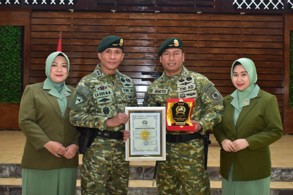 Danbrigif 9/DY/2 Kostrad, Pimpin Acara Penyerahan Jabatan dan Tradisi Pelepasan Dandenma Brigif 9/DY/2 Kostrad.

Komandan Brigade Infanteri 9/DY/2 Kostrad Letkol Inf Dr. La Ode Muhammad Nurdin, S.Sos.,M.I.Pol. memimpin langsung Acara Penyerahan Jabatan dan Tradisi Pelepasan Dandema Brigif 9/DY/2 Kostrad, bertempat di Aula Soedirman Brigif 9/DY/2 Kostrad, Ds. Jember Lor, Kec. Patrang, Kab. Jember, Selasa (06/08/2024).

Turut hadir dalam kegiatan ini Danyonif 515/UTY/9/2 Kostrad, Danyonif 514/SY/9/2 Kostrad, Kakorum Yonif 509/BY/9/2 Kostrad dan Perwira Staf Brigif 9/DY/2 Kostad serta Prajurit dan Persit Brigif 9/DY/2 Kostrad.

Dalam acara penyerahan jabatan dan tradisi pelepasan tersebut, Danbrigif 9/DY/2 Kostrad, Letkol Inf Dr. La Ode Muhammad Nurdin, S.Sos.,M.I.Pol. menyampaikan pesan amanatnya” Berkenan dengan alih tugas dan jabatan ini, selaku Komandan Brigade Infanteri 9/DY/2 Kostrad dan pribadi, saya ucapkan terima kasih yang tulus dan penghargaan yang tinggi kepada Mayor Inf Rhetorica Tiertha Amandica.,S.I.P.,beserta Istri, atas segala dedikasi dan pengabdiannya yang telah ditunjukkan selama melaksanakan tugas di Satuan Jajaran Brigif 9/Dharaka Yudha".

Usai melaksanakan acara penyerahan jabatan dan tradisi pelepasan kegiatan dilanjutkan foto bersama dan pemberian Cendramata Dari Danbrigif 9/DY/2 Kostrad serta dilanjutkan pemberian ucapan selamat bertugas di satuan yang baru.