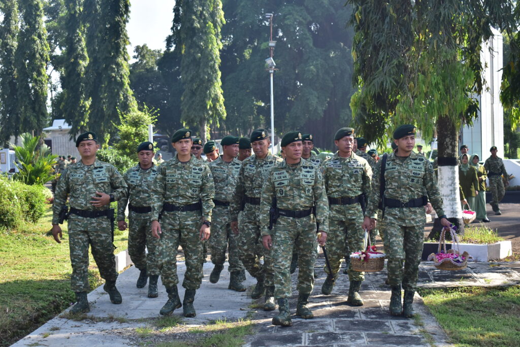 Upacara Ziarah Rombongan dalam rangka Memperingati HUT Ke-64 Divisi Infanteri 2 Kostrad Tahun 2025.

Upacara Ziarah Rombongan Brigif 9/DY/2 Kostrad Dan Yonif 509/BY/2 Kostrad yang di Pimpin langsung oleh Danbrigif 9/DY/2 Kostrad Kolonel Inf Dr La Ode Muhammad Nurdin, S.Sos., M.I.Pol. Dalam rangka Memperingati HUT Divisi Infanteri 2 Kostrad Ke-64 Tahun 2025 Bertempat di Taman Makam Pahlawan (TMP) Kecamatan Patrang Kabupaten Jember, Jumat (25/04/2025). 

Turut dihadiri oleh Seluruh Perwira Staf Brigif 9/DY/2 Kostrad, Kakorum Yonif 509 Kostrad beserta Prajurit dan Persit Brigif 9 kostrad.

Rangkaian Upacara Ziarah Rombongan diawali dengan Penghormatan Kepada Arwah Para Pahlawan, dilanjutkan Peletakan Karangan Bunga, Pembacaan Doa dan diakhiri dengan Tabur Bunga. 

Kegiatan Upacara Ziarah Rombongan yang dilaksanakan merupakan Rangkaian Kegiatan Peringatan HUT Divisi Infanteri 2 Kostrad Ke-64 Tahun 2025. Pelaksanaan Upacara Ziarah Rombongan ini merupakan semangat juang, mewarisi keteladanan, menghayati tindakan patriotik, sikap kebersamaan dalam kesederhanaan, berani, tulus dan ikhlas dari Para Pahlawan.
 
Dalam kesempatan tersebut Danbrigif 9/DY/2 Kostrad Kolonel Inf Dr La Ode Muhammad Nurdin, S.Sos., M.I.Pol. menyampaikan Dengan diadakannya Kegiatan seperti ini sebagai Momentum Bagi Para Generasi Penerus Bangsa untuk dapat Mencontoh serta Menteladani tentang Nilai-Nilai Pengorbanan dan Keteladanan yang dilakukan dengan Tanpa Pamrih serta Pantang Menyerah oleh Para Pahlawan dengan tema "Dengan Semangat Kebersamaan Dan Kesiapan yang Prima, Divif 2 Kostrad Siap Melaju Untuk Indonesia Maju"