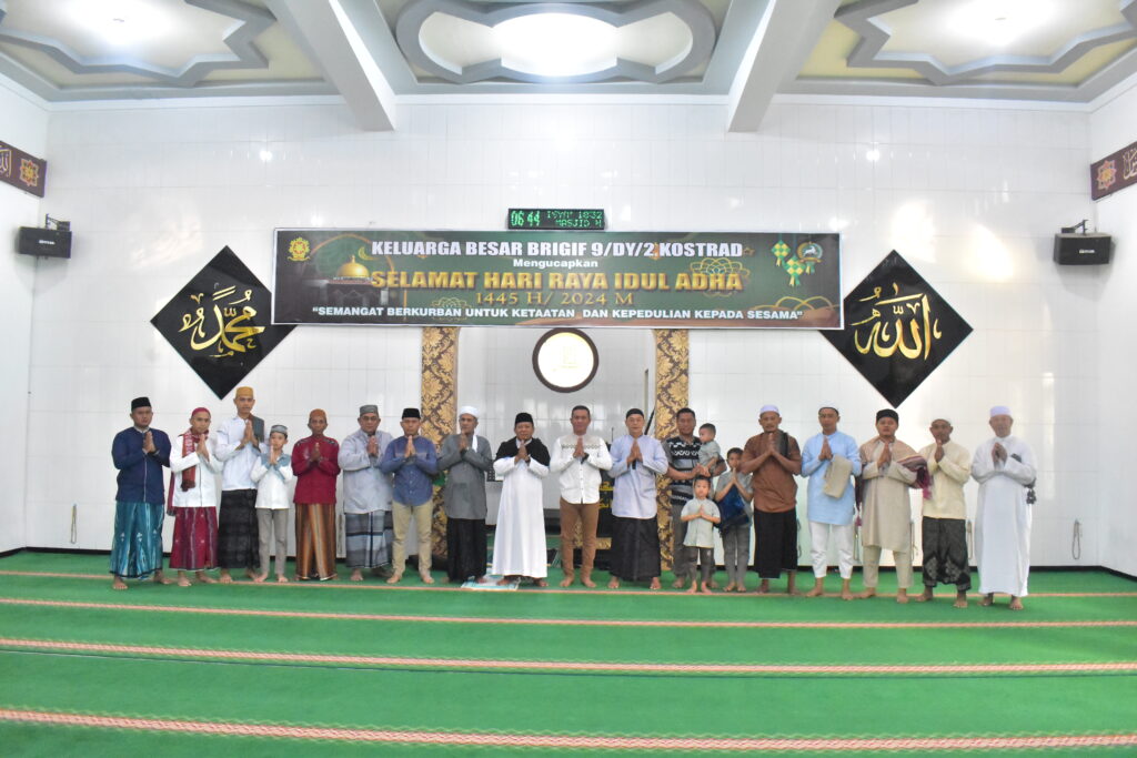 Brigif 9/DY/2 Kostrad Rayakan Idul Adha 1445 H/2024 M dan Sembelih Hewan Qurban

Hari Raya Haji yang juga disebut Idul Adha atau Idul Qurban ini, merupakan hari dimana umat muslim dianjurkan untuk menyembelih hewan qurban, guna memenuhi perintah Allah Swt, yang diawali dengan pelaksanaan Sholat Id berjamaah di Masjid Nur Inka Brigif 9/DY/2 Kostrad, Patrang Jember, Senin (17/06/2024)

Sebagai Penceramah Ust. Habibbullahir Ridho menyampaikan dengan Momentum Idul Adha hari ini adalah sarana untuk meningkatkan Ketaqwaan kita kepada Allah SWT dan Menjauhi segala larangannya, Makna berqurban tidak semata-mata ritual menyembelih hewan, namun lebih kepada keikhlasan pelaksanaan ibadah dengan mengorbankan segala hal yang paling dicintai dan bersifat duniawi, kemudian mengamalkan hikmah yang terkandung dalam peristiwa qurban, sesuai dengan tema perayaan Idul Adha kali ini, yaitu “Semangat Berkurban Untuk Ketaatan Dan Keperdulian Kepada Sesama”

Acara penyembelihan hewan qurban diawali dengan penyerahan hewan secara simbollis oleh Danbrigif 9/DY/2 Kostrad Letkol Inf Dr. La Ode Muhammad Nurdin, S.Sos., M.I.Pol selaku Ketua Panitia Qurban 1445 H kemudian di Serahkan kepada Takmir Masjid Nur Inka.

Penyerahan Hewan Qurban oleh Danbrigif 9/DY/2 Kostrad Letkol Inf Dr. La Ode Muhammad Nurdin, S.Sos., M.I.Pol Qurban 1445 H kali ini terdiri dari 2 ekor sapi dan 12 ekor kambing, kemudian di Distribusikan kepada Anggota dan Masyarakat Setempat.