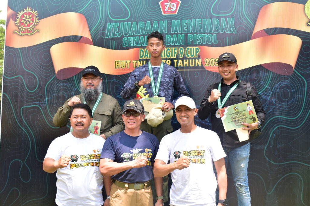 Semarakan HUT TNI KE 79, Brigif 9/DY/2 Kostrad Gelar Kejuaraan Menembak Senapan dan Pistol.

Brigif 9/DY/2 Kostrad resmi menyelenggarakan kejuaraan Menembak Senapan dan Pistol Kategori Sipil dan TNI-Polri, yang bertempat di lapangan tembak Markas Brigif 9/DY/2 Kostrad, Kecamatan Patrang, Kabupaten Jember, Minggu (3/11/2024).

Kejuaraan menembak ini merupakan salah satu rangkaian acara dalam perayaan HUT TNI, yang diadakan selama dua hari, mulai tanggal 2 hingga 3 November 2024. Turut hadir dalam Kejuaraan menembak ini Pj. Bupati Jember, Kadispora Jember, Kapolres Jember, Secaba Rindam V/Brawijaya, Kasbrigif 9/DY/2 Kostrad, Danyonif 515/UTY, Danyonif 514/SY, Wakapolres Jember, Kasdim 0824/Jember, Serta seluruh peserta menembak TNI-Polri maupun Sipil turut memeriahkan acara.

Kejuaraan Menembak Senapan diikuti oleh Perorangan Sipil dengan jumlah 75 orang, dan Perorangan TNI/POLRI berjumlah 52 orang. Dengan Hasil Pertandingan Menembak Senapan Perorangan kategori Sipil Juara 1 : Dio, Juara 2 : Rizal, Juara 3 : dr. Ahmad Yasin Havid dan Menembak Senapan Perorangan kategori TNI/POLRI Juara 1 : Serda Mar Ilham (MSC Surabaya), Juara 2 : Praka Sihombing (Yonif 514/SY), Juara 3 : Serda Giring (Bintara Remaja Yonif 509/BY/2 Kostrad).

Pada Kejuaraan Pistol Eksekutif kategori Sipil Juara 1 : dr. Ahmad Yasin Havid, Juara 2 : Agus Sutrimo, Juara 3 : Hadi Soeriyanto FSC, Menembak Pistol Eksekutif kategori TNI/POLRI Juara 1 : Sertu Rifat Marnowo Kidding (Kopaska), Juara 2 : Laksamana Pertama TNI Tunggul (Mabes AL), Juara 3 : Serda Kabib Rohman (Kopaska) dan Menembak _Dueling Plate_ Juara : 1 MSC (Pasmar), Juara : 2 FSC (Kopaska), Juara 3 : FSC (Kopaska).

Danbrigif 9/DY/2 Kostrad Kolonel Inf Dr. La Ode Muhammad Nurdin, S. Sos., M.I.Pol menyampaikan terimakasih untuk partisipasinya dalam kejuaraan ini, bukan hanya untuk memperkuat sinergi antar instansi di lingkungan TNI/POLRI, tetapi juga untuk mengasah kemampuan dan sportivitas dalam olahraga menembak.

Melalui kejuaraan ini, kita berharap dapat melahirkan bibit bibit petembak unggulan, serta dapat terus meningkatkan kemampuan individu sekaligus membangun jiwa kompetitif yang positif di kalangan prajurit maupun masyarakat.
26 ming