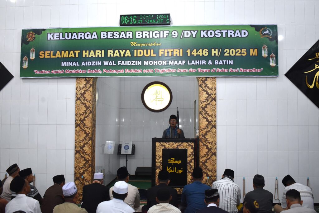 Brigif 9/DY/2 Kostrad, Gelar Sholat Idul Fitri 1 Syawal 1446 H / 2025 M.

Brigif 9/DY/2 Kostrad menggelar Sholat Idul Fitri 1 Syawal 1446 Hijriah yang dihadiri oleh Danbrigif 9/DY/2 Kostrad, Kolonel Inf Dr. La Ode Mohammad Nurdin, S.Sos., M.I.Pol didampingi Ibu Ketua Cabang XXII Brigif 9 Koorcab Divif 2 Kostrad Ny. Rary La Ode, Kasbrigif 9/DY/2 Kostrad, Letkol Inf Suhendar Suryaningrat. S.H. M.Si serta para perwira Staf Brigif 9/DY/2 Kostrad, Prajurit dan dan persit, serta masyakarat bertempat di masjid Nur-Inka, Patrang, Jember, Senin (31/03/2025).

Pada Kesempatan tersebut Khotib Sholat Idul Fitri Ustadz Muhammad Nawawi berkhutbah "Tidak terasa saat ini kita semua sudah memasuki bulan 1 Syawal, setelah melaksanakan ibadah puasa Ramadhan dan rangkaian ibadah lainnya selama satu bulan penuh. Menahan diri dari segala perbuatan yang bisa merusak nilai-nilai puasa. Saat ini, sudah tiba saatnya bagi kita untuk merayakan kemenangan atas ibadah yang telah kita lakukan selama sebulan penuh, yaitu dengan merayakan hari raya Idul Fitri. Momentum pertama adalah dengan cara memperbanyak bacaan-bacaan Takbir dan Tahmid guna mengagungkan asma Allah, sebagai bentuk rasa syukur kita kepada Allah SWT yang telah memberikan kita berupa Taufiq dan hidayahnya, sehingga kita telah berhasil menjalankan ibadah puasa di bulan Ramadhan dengan sempurna"

Dilain waktu Danbrigif 9/DY/2 Kostrad, Kolonel Inf Dr. La Ode Mohammad Nurdin, S.Sos., M.I.Pol menyampaikan dengan Hari Raya Idul Fitri ini mari kita Kuatkan Aqidah, Mantapkan Ibadah, Perbanyak Sedekah serta Tingkatkan iman dan Taqwa, Semoga amal ibadah Puasa yang kita lalui bersama Sholat, Puasa, Terawih, Tadarus, Sedekah, dan Silaturahmi kita semoga diterima oleh Allah SWT, dan semoga dosa dosa kita di ampuni oleh Allah SWT dan selalu bersyukur atas nikmat yang ada di hadapan kita”, ucapnya.

Dan mari kita mendoakan para prajurit kita yang melaksankan tugas operasi semoga di beri kesehatan Keselamatan di tempat tugasnya dan semoga sukses menjaga keutuhan kedaulatan Negara Kedaulatan Republik Indonesia.

Selesai kegiatan Sholat Idul Fitri di lanjutkan dengan salam salaman dan foto bersama.

Selamat Hari Raya Idul Fitri 1 Syawal 1446 H