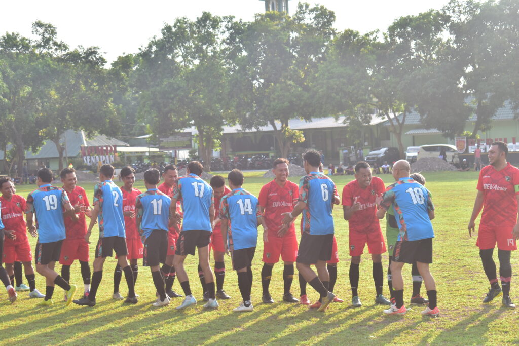 Partai Puncak Sebagai Penutup Open Turnamen Sepakbola Condromowo Cup U-40, Dalam Rangka HUT Ke-79 TNI Tahun 2024.

Pertandingan final sepakbola menjadi puncak perhelatan Piala Turnamen SepakBola Condromowo Cup U-40 dalam rangka HUT TNI Ke-79 Tahun 2024 yang digelar pada 25 september 2024 hingga 10 oktober 2024 yang bertempat di lapangan Yonif 509/BY/9/2 Kostrad. Kecamatan Sukorjo, Kabupaten Jember, Jawa Timur. Kamis (10/10/2024).

Pertandingan PSTM vs LEJEN FC ini adalah partai yang sangat ditunggu-tunggu karena sejak babak awal pertandingan Piala Turnamen SepakBola Condromowo Cup U-40 , kedua tim selalu menampilkan permainan terbaiknya saat mengalahkan tim lawan.

Laga ini dipimpin oleh wasit tengah Bapak Deni Nur Hidayat dan bertindak sebagai hakim garis adalah Serda Ahmad Zainuddim dan Bapak Hendra Budiono , marka 2-1 menjadi akhir dari pertandingan ini, untuk kemenangan Tim PSTM. Ketua Panitia, Kakorum Yonif 509/BY/9/2 Kostrad, Letda Inf Saeful Falach menyebutkan kegiatan sepakbola gembira U-40 HUT TNI ke-79 ini menyita perhatian masyarakat di Kabupaten Jember khususnya, selama kegiatan ini berlangsung terlihat banyak masyarakat yang datang untuk menyaksikan pertandingan tim kesayangan mereka masing-masing.

Amanat Danbrigif 9/DY/2 Kostrad. Kolonel Inf Dr. La Ode Muhammad Nurdin, S.Sos.,M.I.Pol yang di bacakan langsung oleh Pasi Pers Brigif 9/DY/2 Kostrad Kapten Inf Miko Supriyadi Menyapaikan Terima kasih banyak atas pelaksanaan pertandingan ini mulai dari awal pembukaan sampai dengan final ini berjalan lancar, kami berharap dapat terjalin kedekatan antara TNI dengan masyarakat, kami juga tidak pernah menyangka bahwa besarnya perhatian masayarakat terhadap kegiatan ini, walaupun yang bertanding adalah pemain yang sudah berumur 40 ke atas, tetapi tidak menyurutkan animo masyarakat untuk mendukung tim kesayangan mereka.,Ungkapnya

kegiatan sepak bola gembira U-40 ini diadakan untuk menyambut HUT TNI Ke-79 Tahun 2024 di wilayah Kecamatan Sumbersari, Kabupaten Jember, guna mempererat silahturahmi antar masyarakat, dan juga menggalakkan olahraga kepada mereka yang sudah berumur 40 tahun ke atas. " Karena dengn berolah raga kita dapat mempertahan stamina