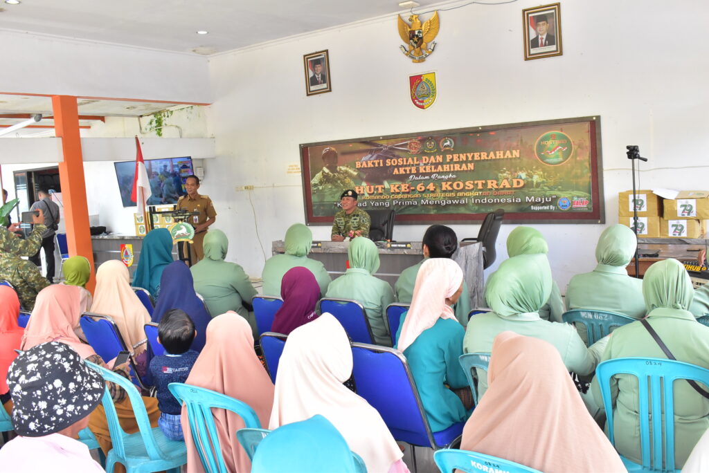 Brigif 9/DY/2 Kostrad Menggelar Bakti Sosial Pemberian Sembako dan Akta Kelahiran Dalam Rangka HUT ke-64 Kostrad Tahun 2025.

Dalam Rangka Menyambut HUT Ke 64 Kostrad Tahun 2025, Danbrigif 9 DY/2/ Kostrad Kolonel Inf Dr La Ode Muhammad Nurdin, S.Sos., M .I.Pol., didampingi oleh Ketua Persit KCK Cabang XXII Brigif 9 Kostrad, Ibu Rari La Ode Muhammad Nurdin, Kasbrigif 9/DY/2 Kostrad, Letkol Inf Suhendar Suryaningrat., S.H., M.Si., berserta Perwira Staf Brigif 9 Kostrad dan Persit menggelar kegiatan Bakti Sosial yang bertempat di Aula Kecamatan Patrang, Kabupaten Jember, Selasa (25/02/2025).

Kegiatan Bakti Sosial berupa Pemberian Sembako dan Penyerahan Akta Kelahiran ini merupakan bagian dari Rangkaian Peringatan HUT ke-64 Kostrad Tahun 2025 yang senantiasa fokus pada kegiatan-kegiatan yang bermanfaat bagi Masyarakat terutama mereka yang membutuhkan. Dalam kegiatan tersebut, Paket Sembako dan Akta Kelahiran diserahkan secara langsung Oleh Danbrigif 9/DY/2 Kostrad dan didampingi oleh Ibu Ketua Persit KCK Cabang XXII Brigif 9 Kostrad, Kasbrigif 9/DY/ Kostrad Beserta Perwira Staf Brigif 9 /DY/2 Kostrad dan Pengurus Persit KCK Cabang XXII Brigif 9 Kostrad serta Para Muspica Patrang.

Danbrigif 9 DY/2/ Kostrad, Kolonel Inf Dr La Ode Muhammad Nurdin, S.Sos., M .I.Pol., dalam sambutannya menyampaikan bahwa kegiatan ini adalah bentuk wujud Peduli kita kepada Masyarakat khususnya yang berada di Kecamatan Patrang, "ini merupakan salah satu bentuk Perhatian kita Prajurit Brigif 9 Kostrad kepada sesama, terutama kepada Mereka yang membutuhkan, Semoga Bantuan ini dapat sedikit meringankan beban dan membawa Kebahagiaan", Ujarnya.

Kehangatan dan Kebersamaan yang terjalin antara Prajurit Brigif 9 Kostrad dengan Masyarakat mencerminkan Semangat TNI yang selalu hadir di tengah-tengah Masyarakat.